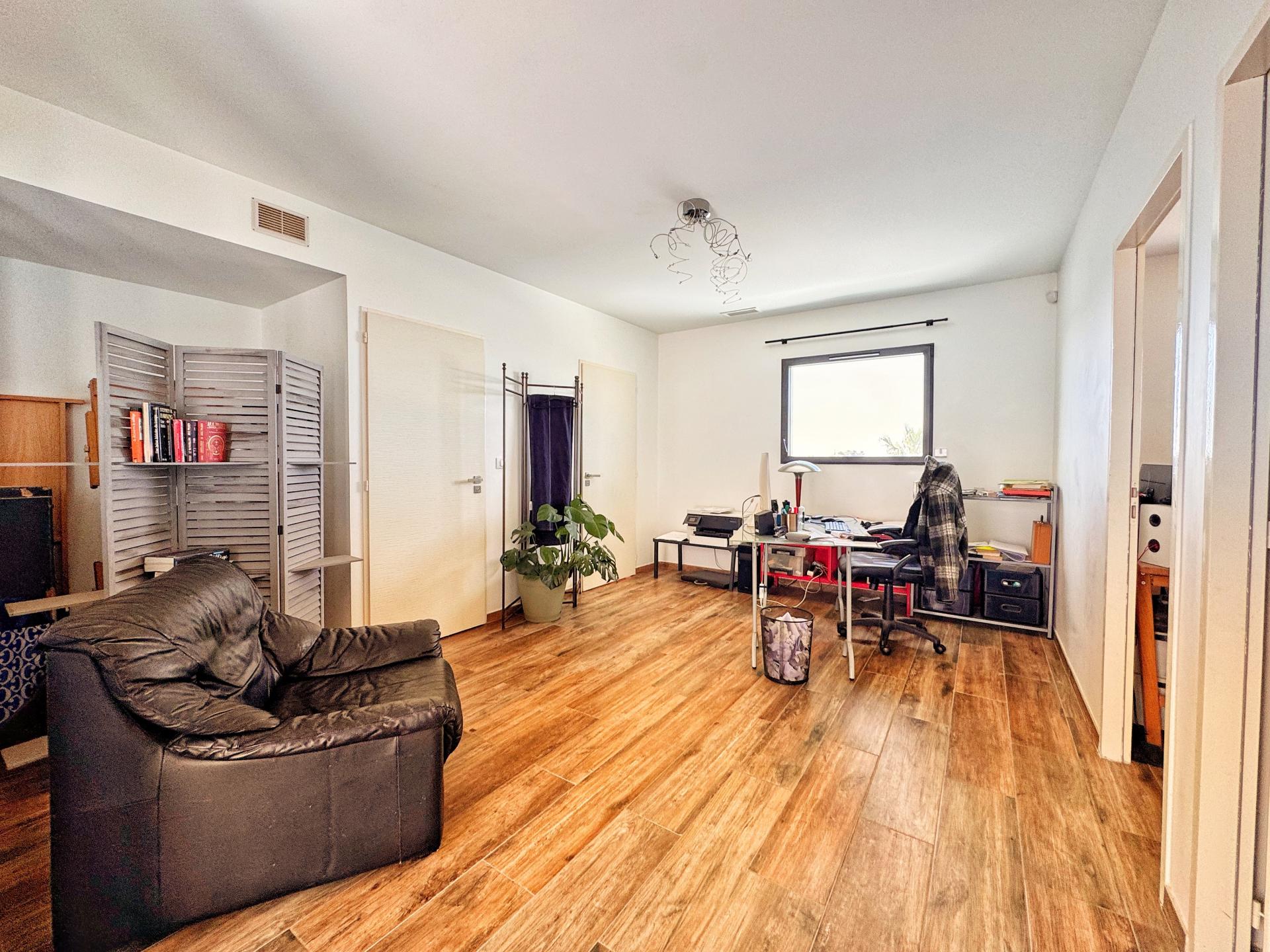 Photo 7 of the listing.