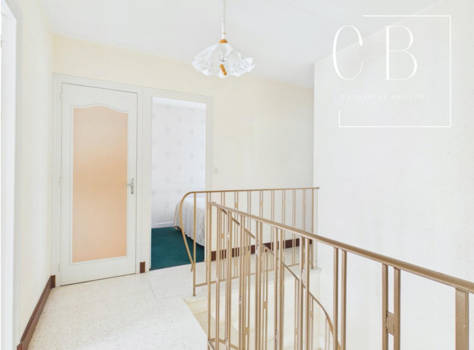 Photo 7 of the listing.