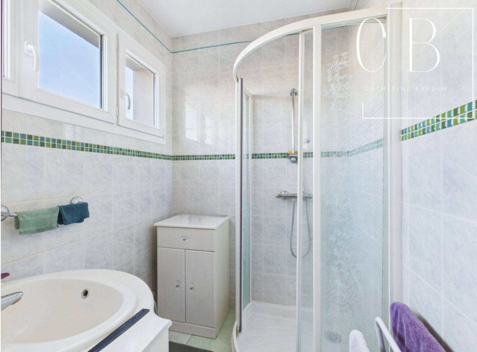 Photo 11 of the listing.