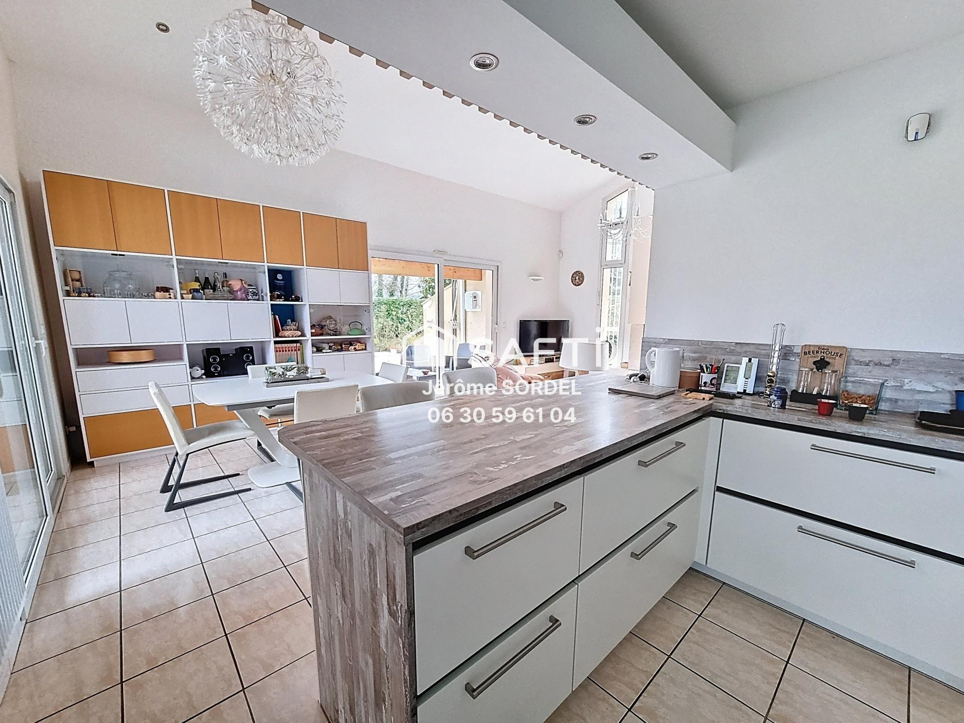 Photo 4 of the listing.