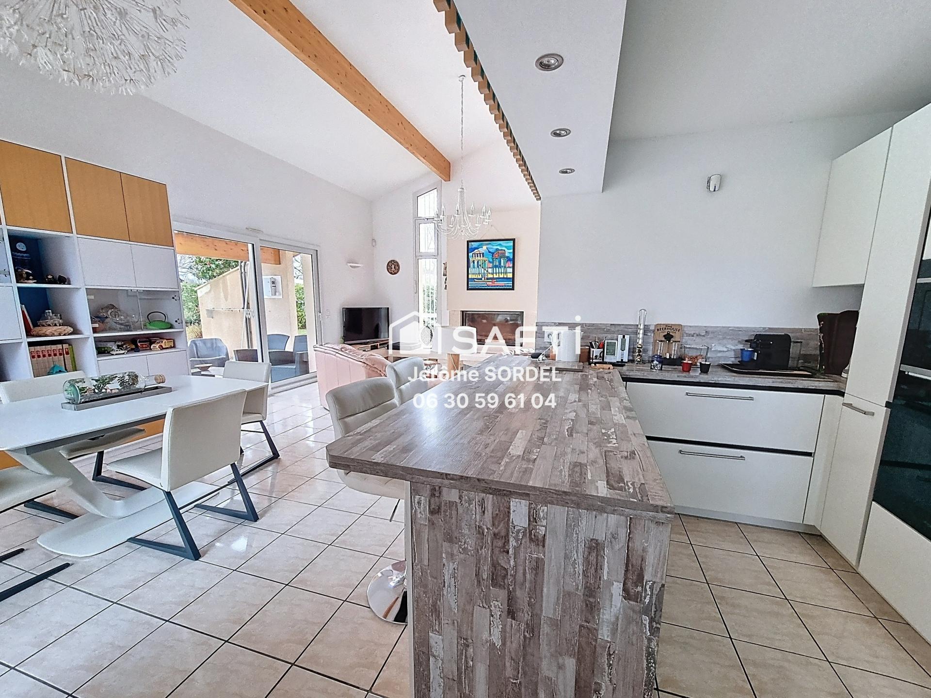 Photo 2 of the listing.