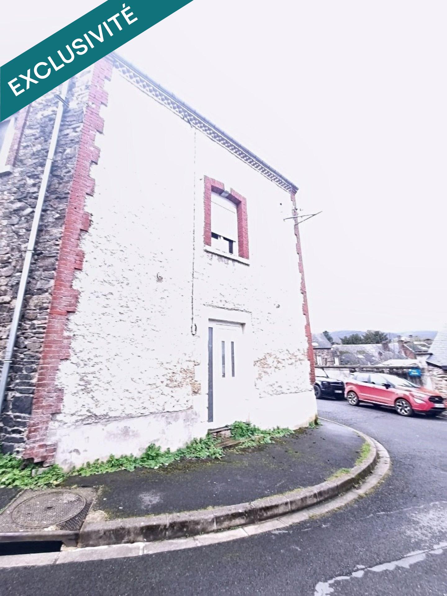 Situé à Revin, cet immeuble en pierre locale avec toiture en ardoise