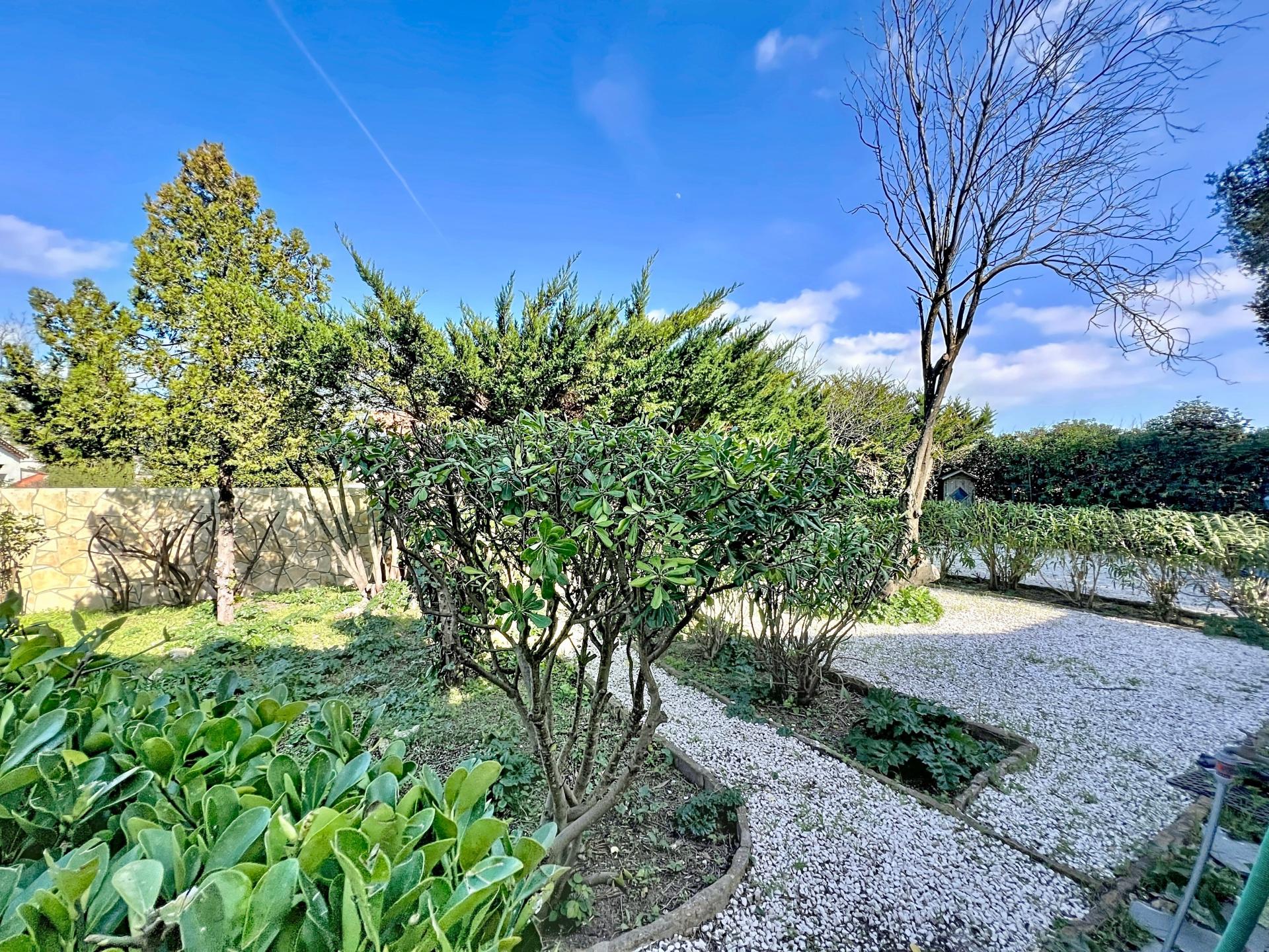 Photo 5 of the listing.