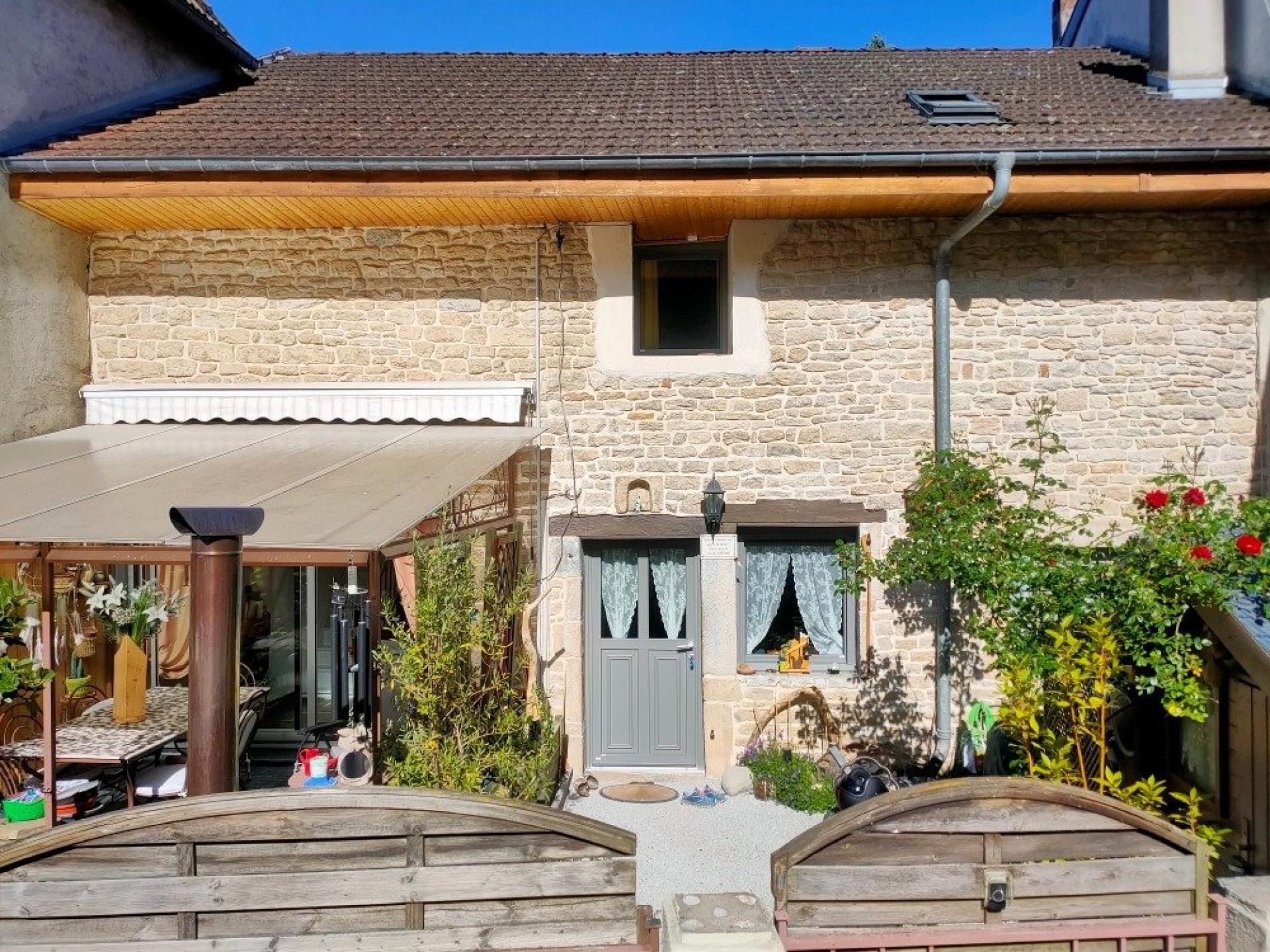 Jolie maison de village en pierre rénovée avec terrasse à CHENECEY BUILLON ( DOUBS)