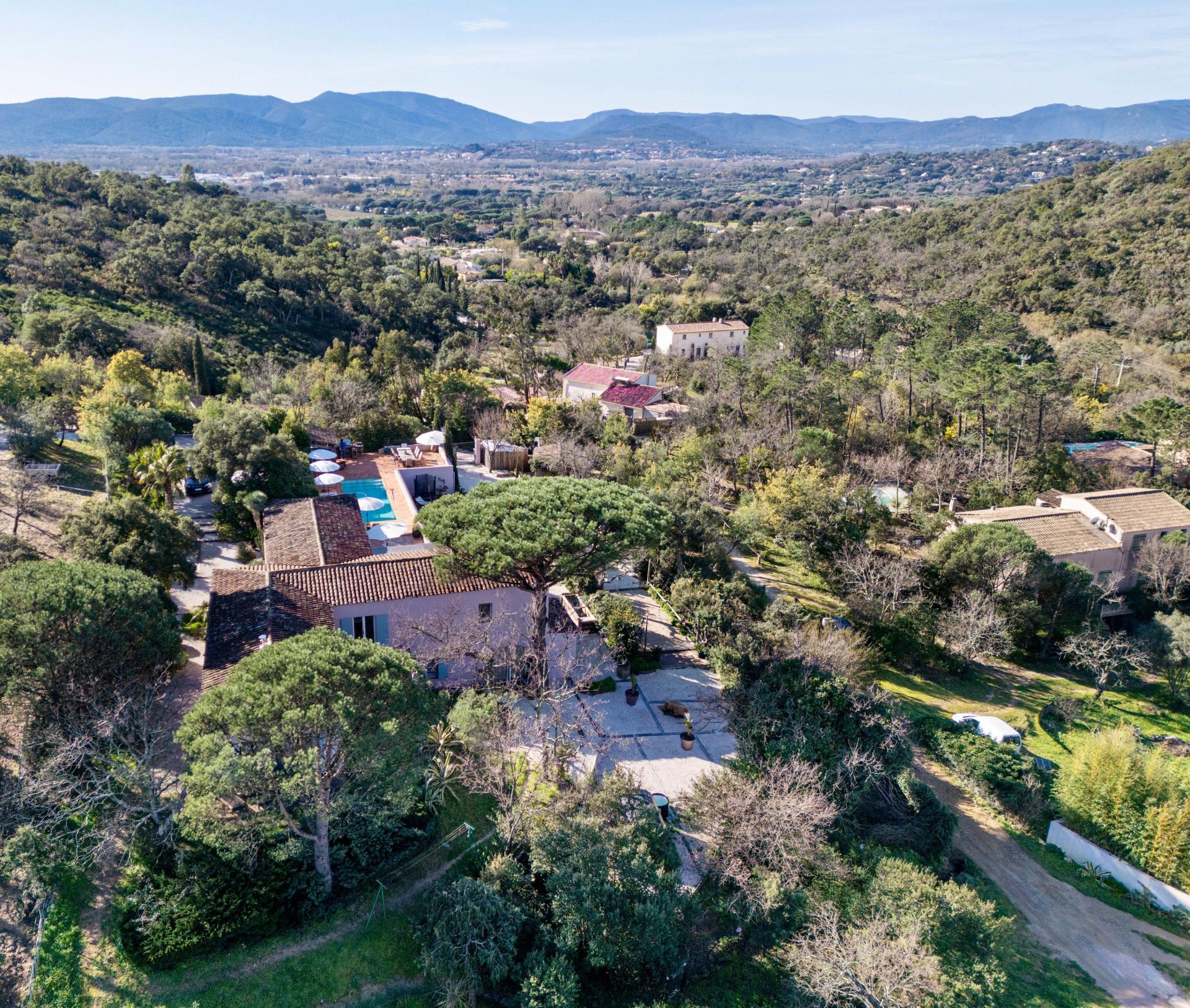 Photo 2 of the listing.