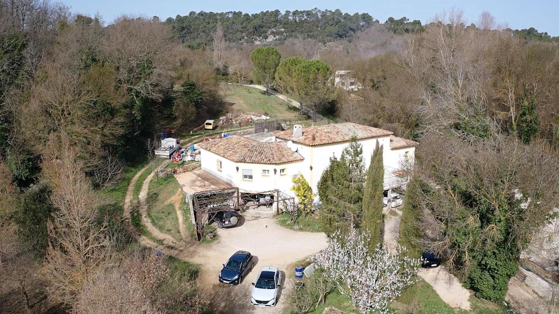 Photo 2 of the listing.