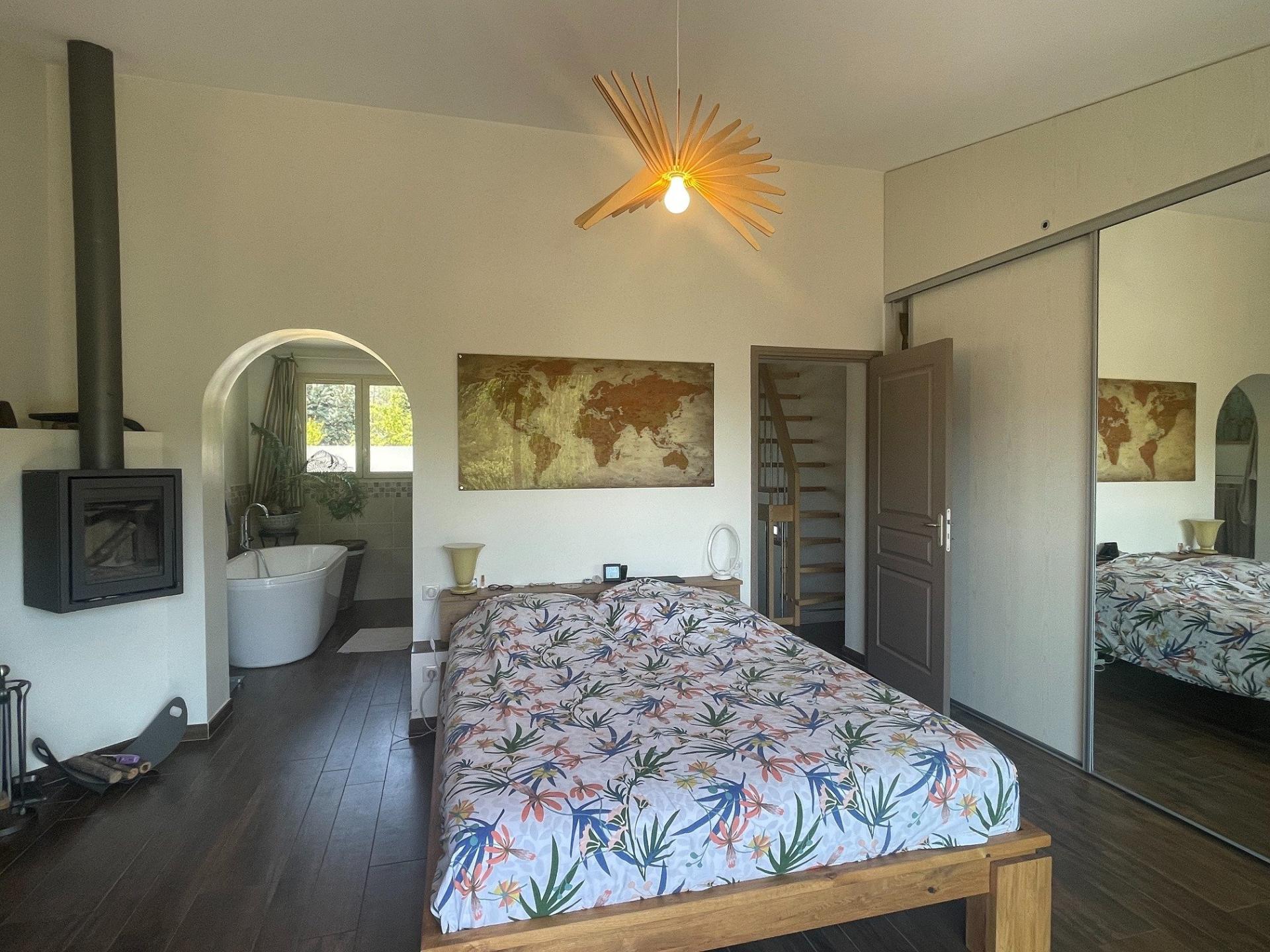 Photo 10 of the listing.