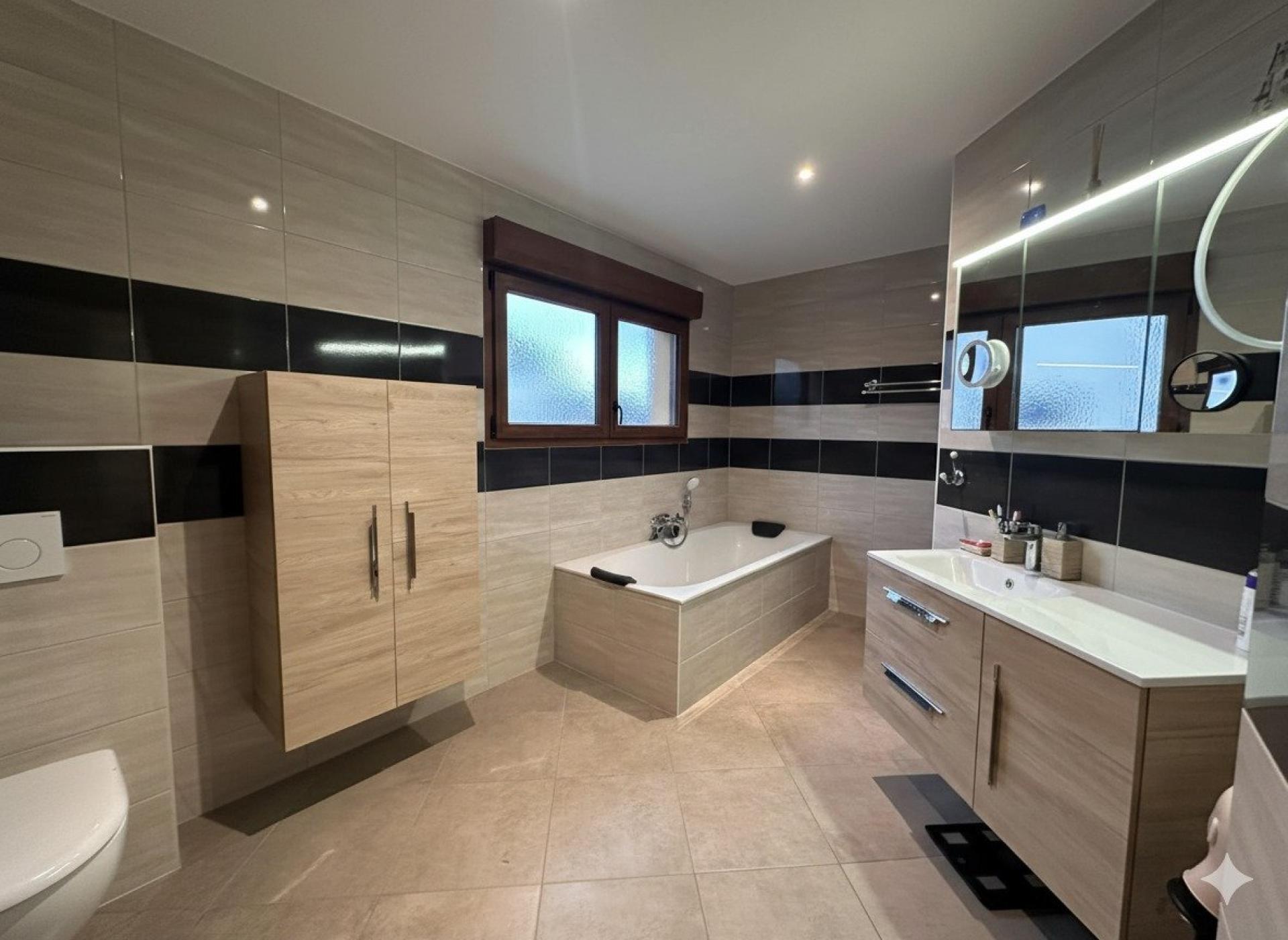 Photo 7 of the listing.