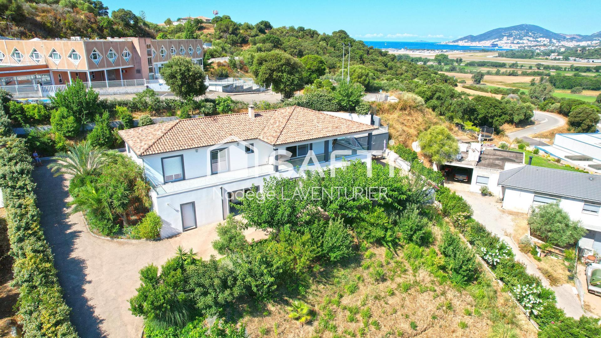 Maison - 9 pièces - 238m²