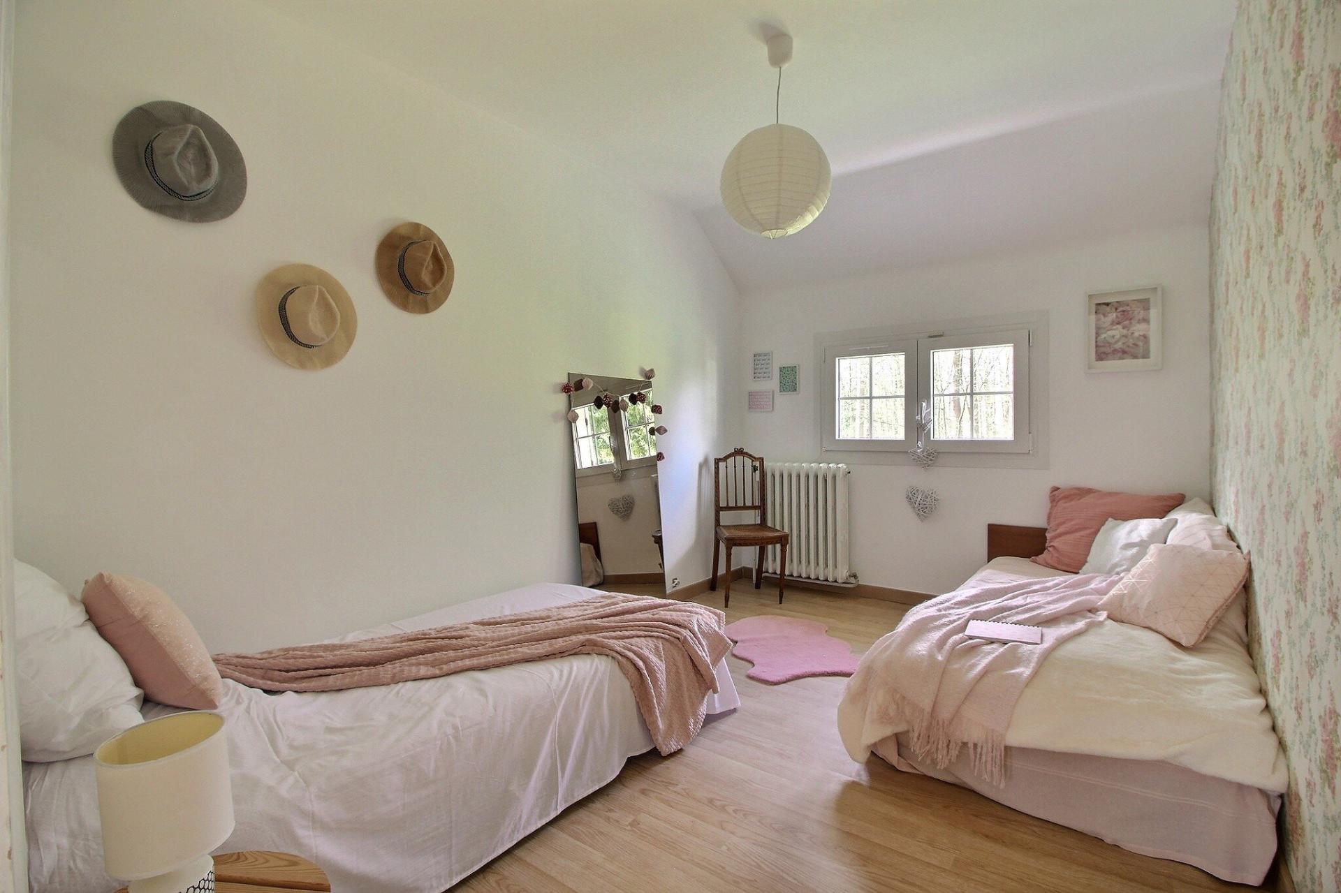 Photo 5 of the listing.