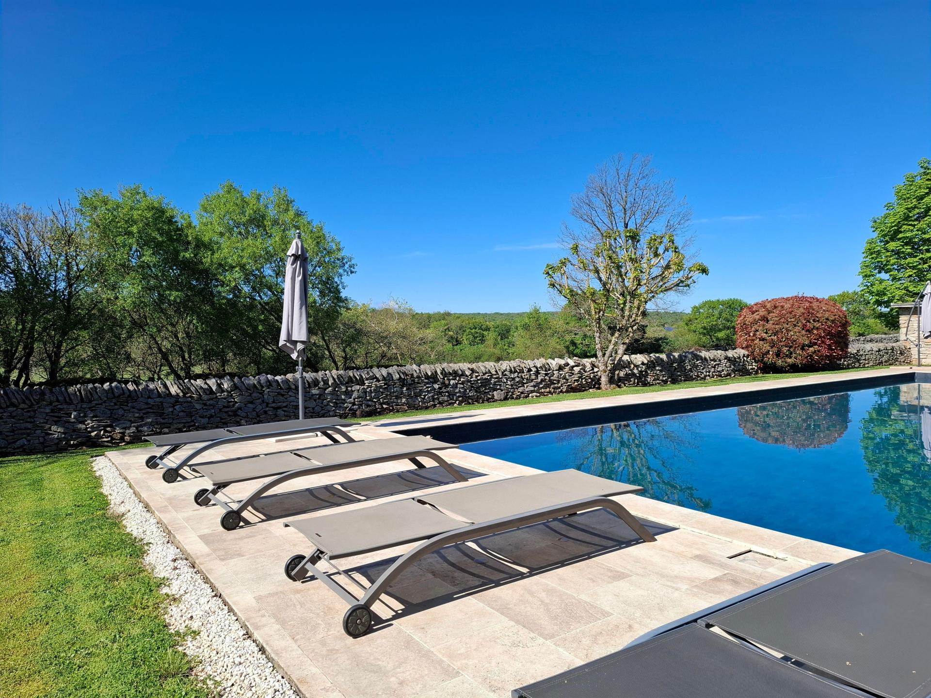 Photo 2 of the listing.