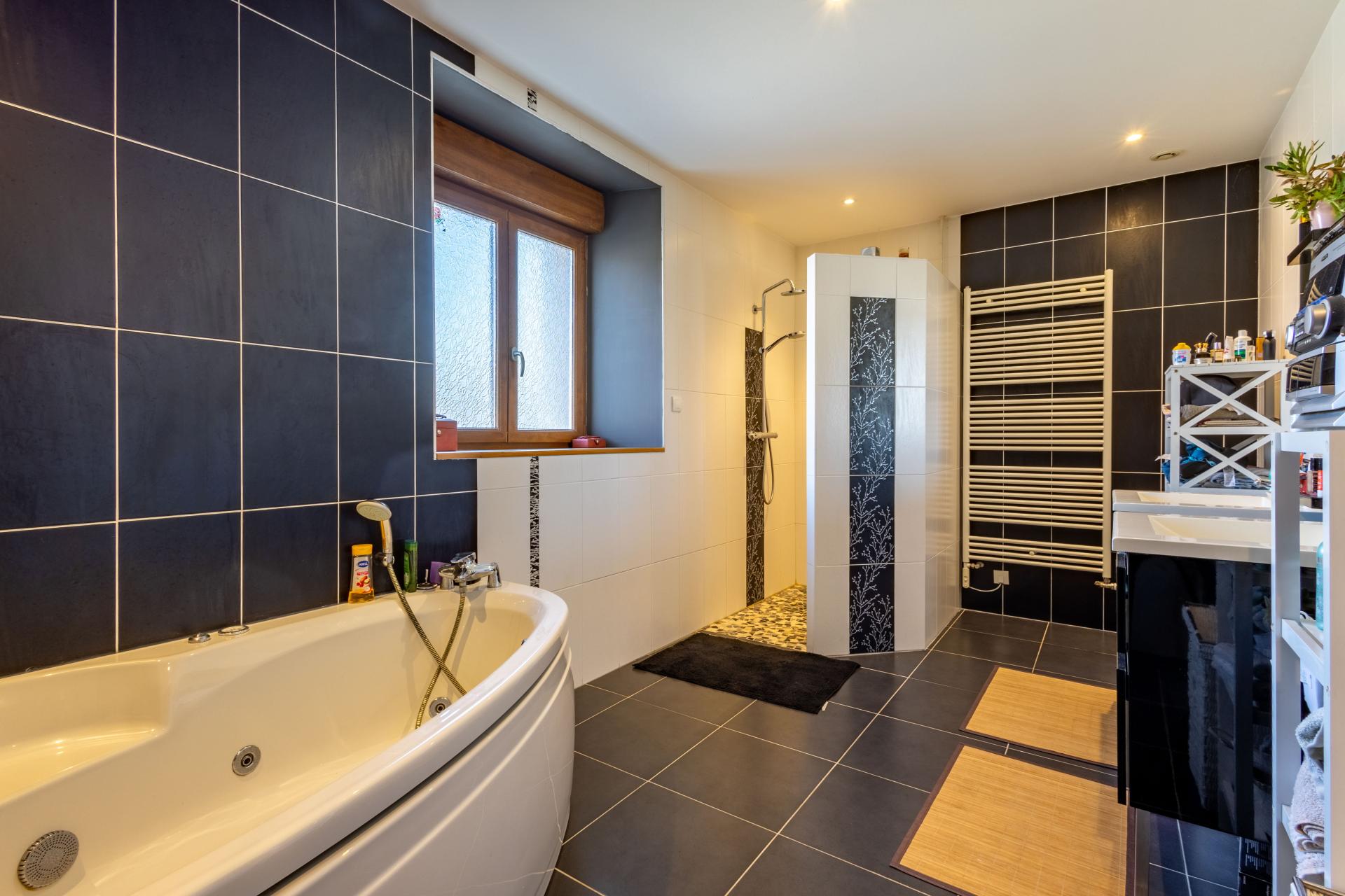 Photo 6 of the listing.