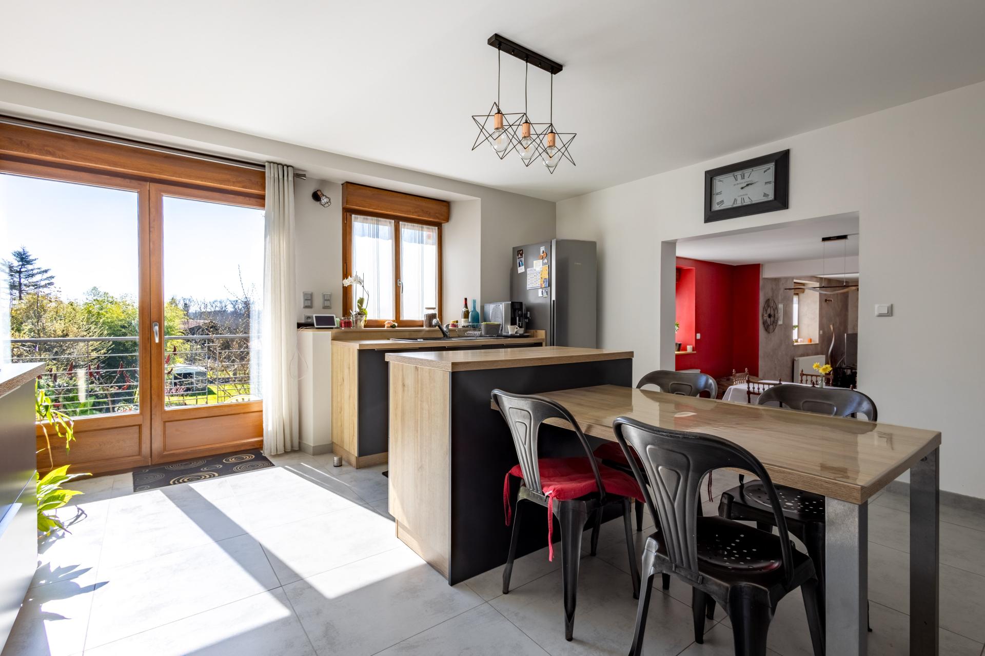 Photo 2 of the listing.