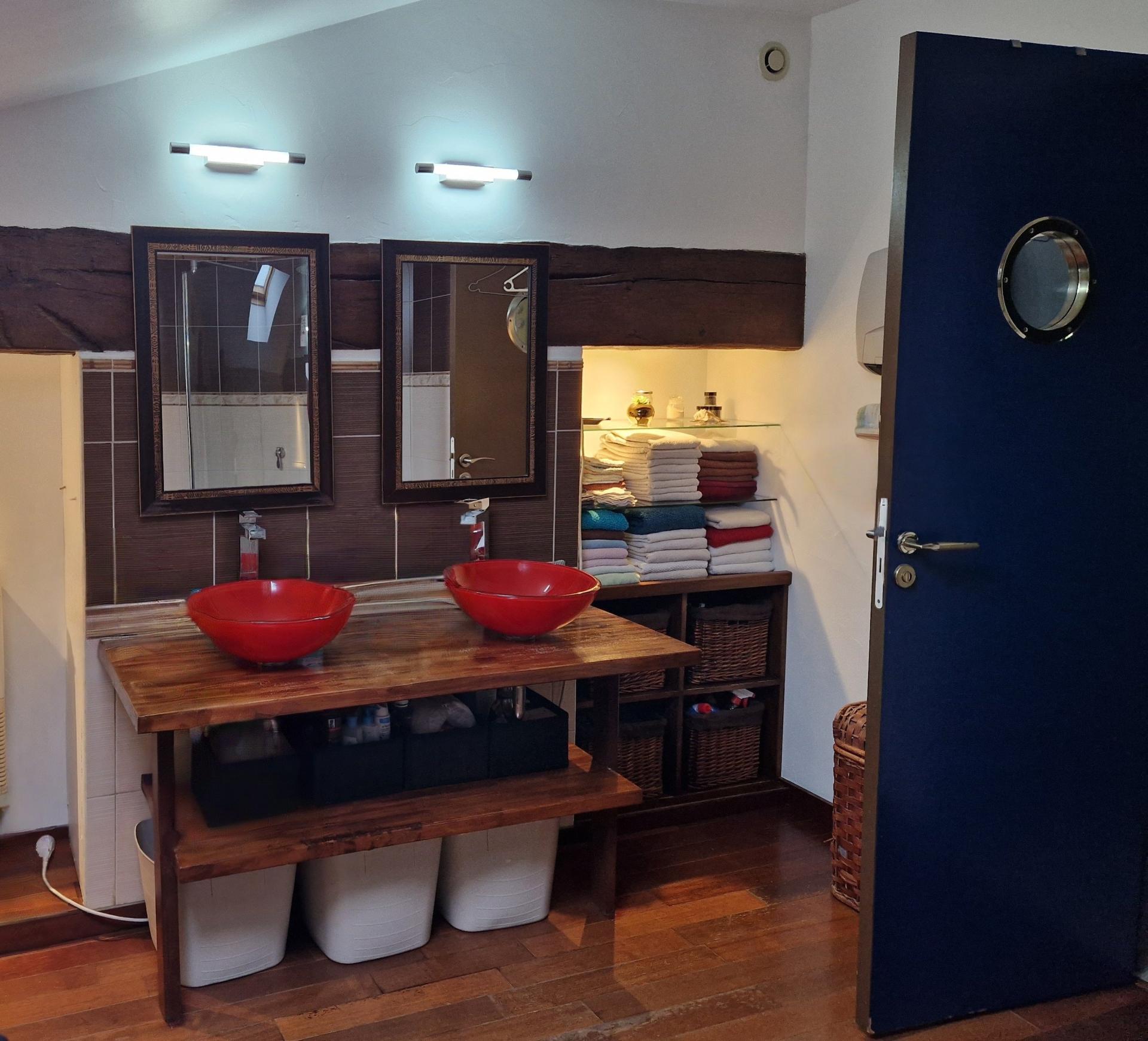 Photo 6 of the listing.