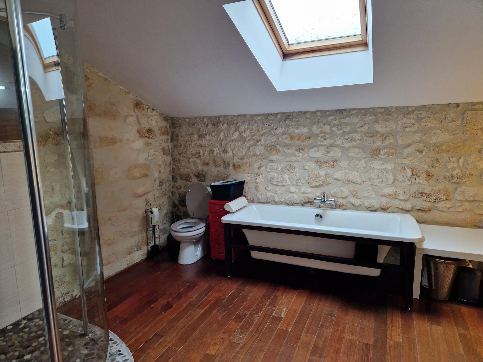 Photo 7 of the listing.