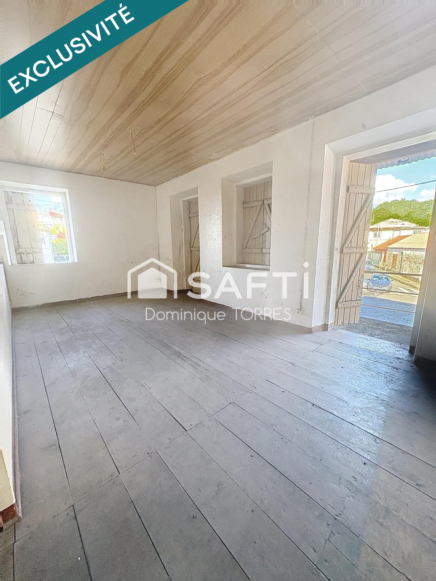 SAINT-PIERRE – Immeuble de caractère avec vue mer et Montagne Pelée – Nouveau prix !