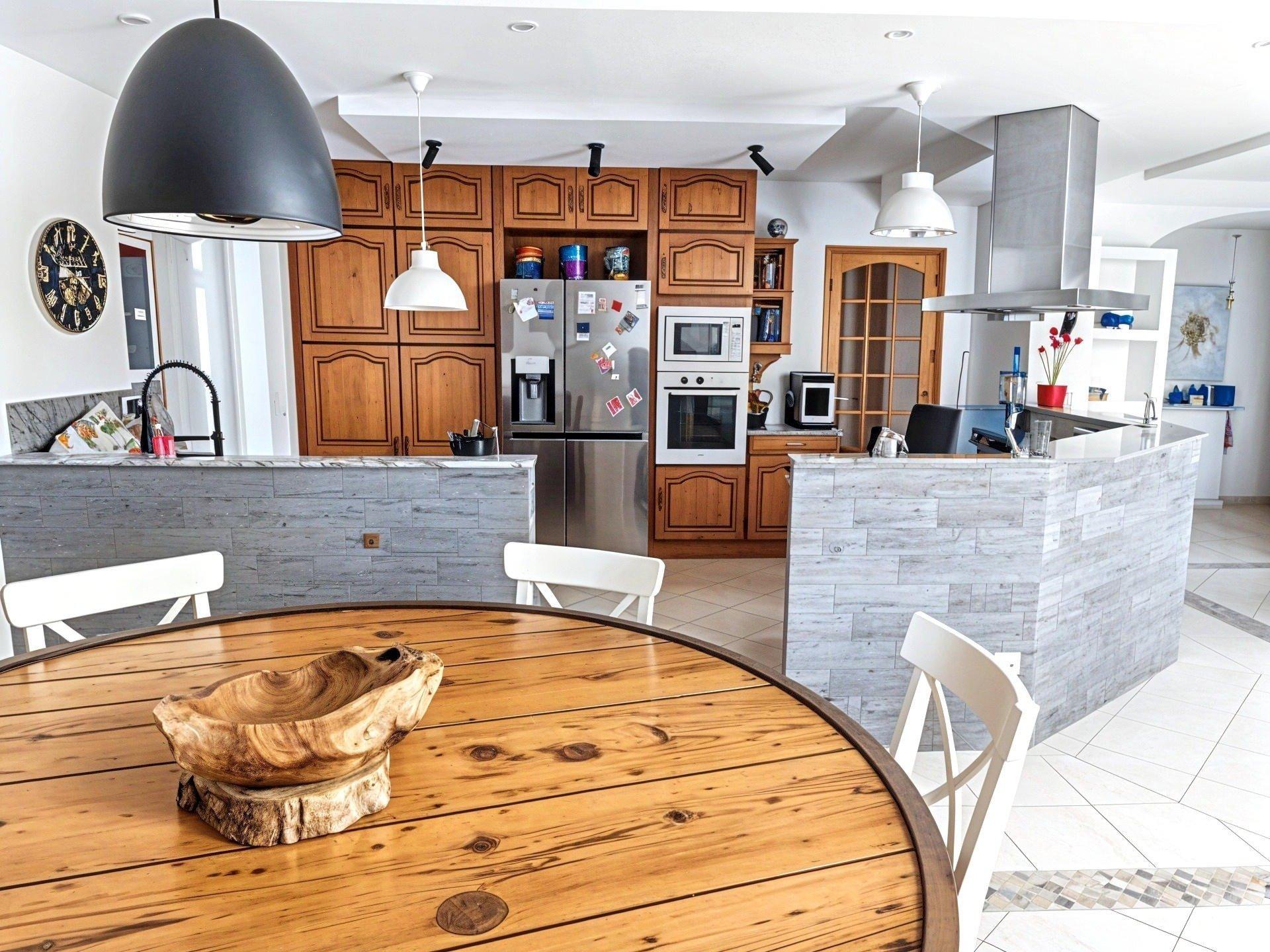 Photo 5 of the listing.