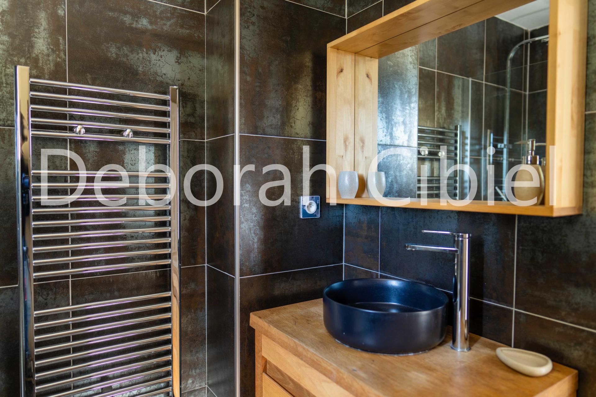 Photo 7 of the listing.