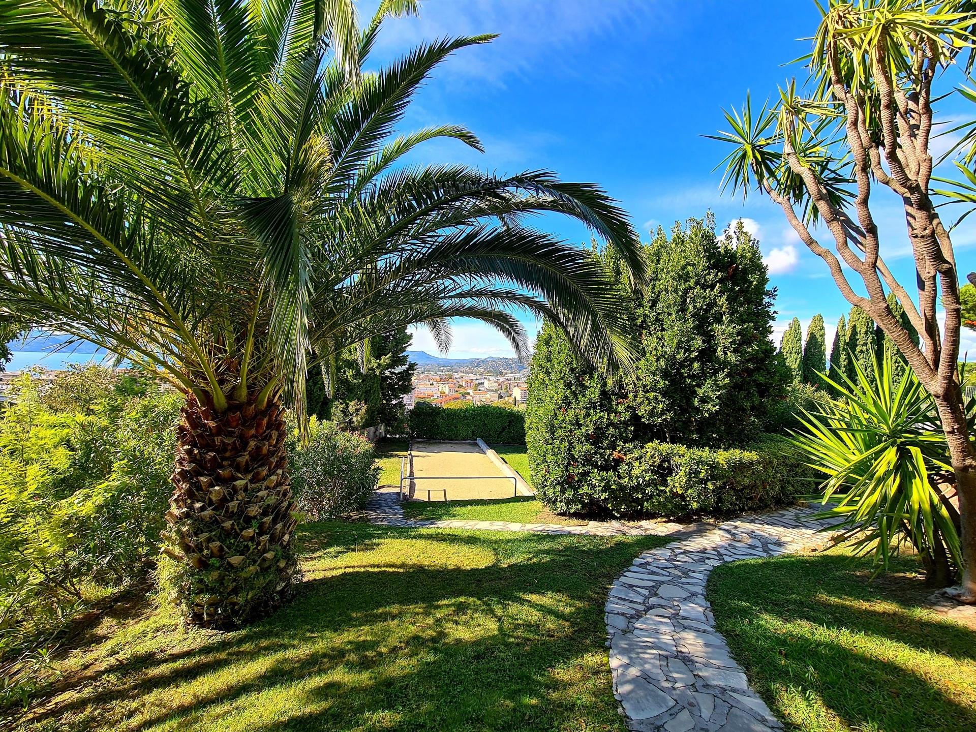 Photo 4 of the listing.