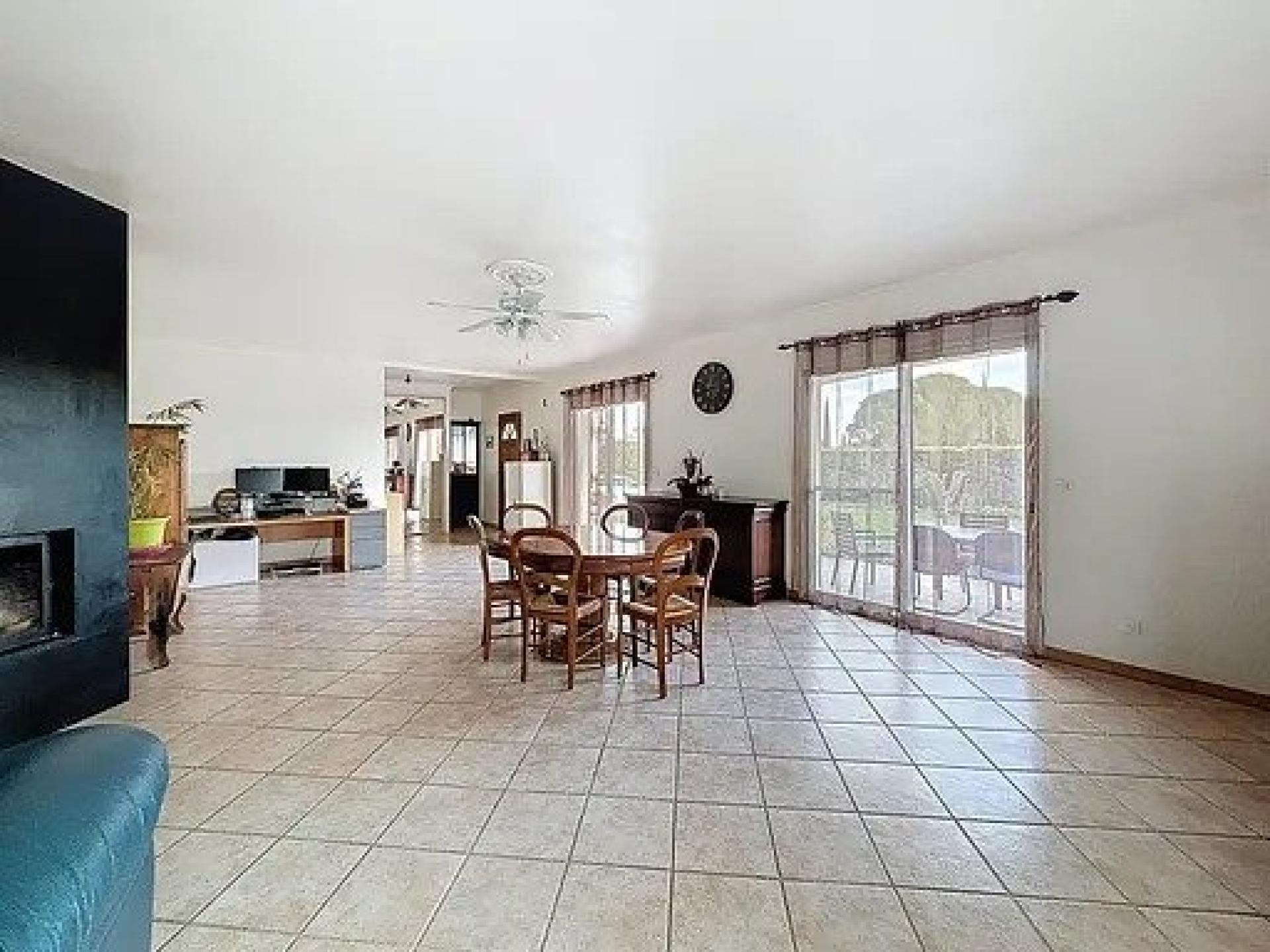 Photo 4 of the listing.