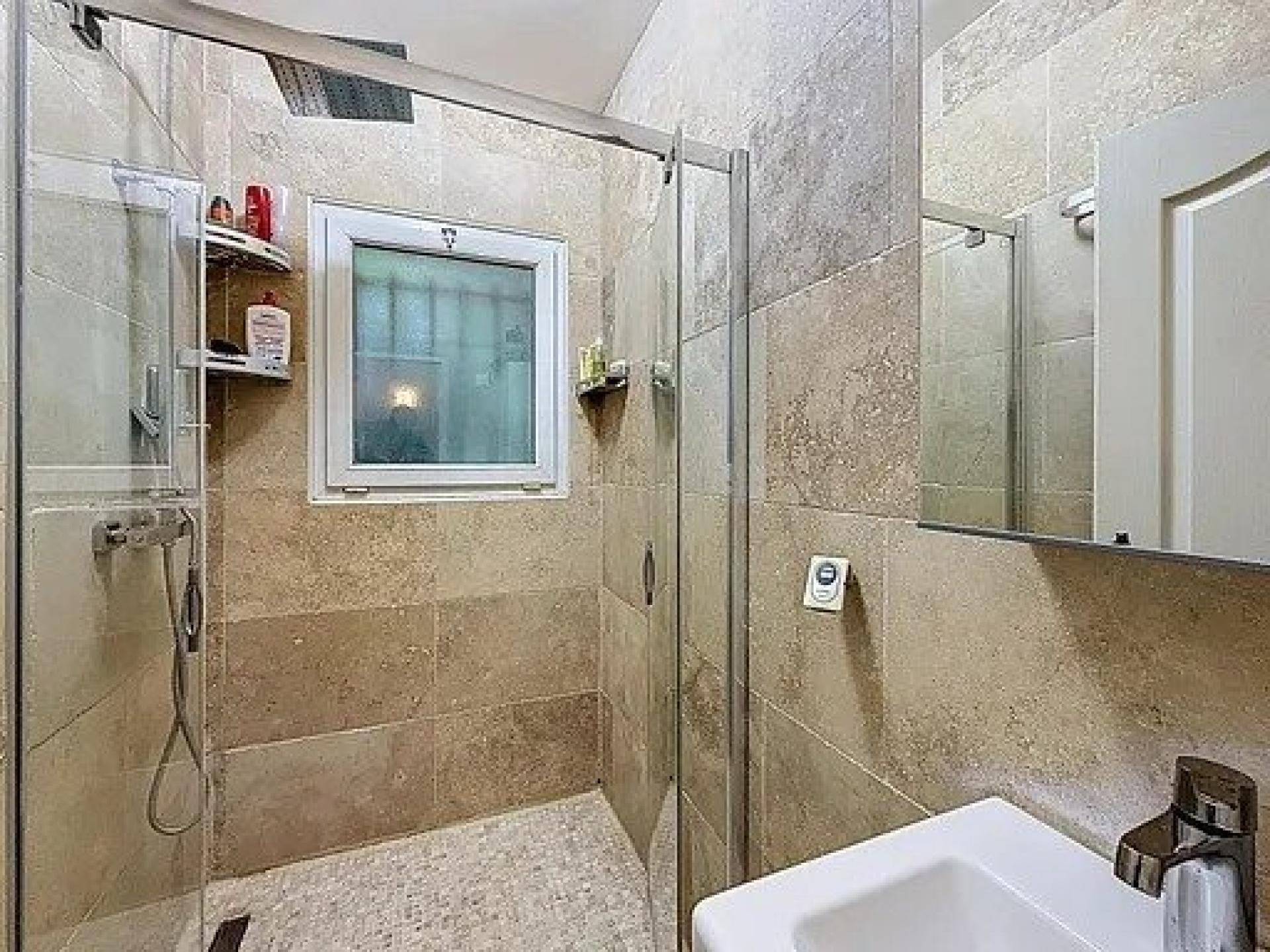 Photo 14 of the listing.