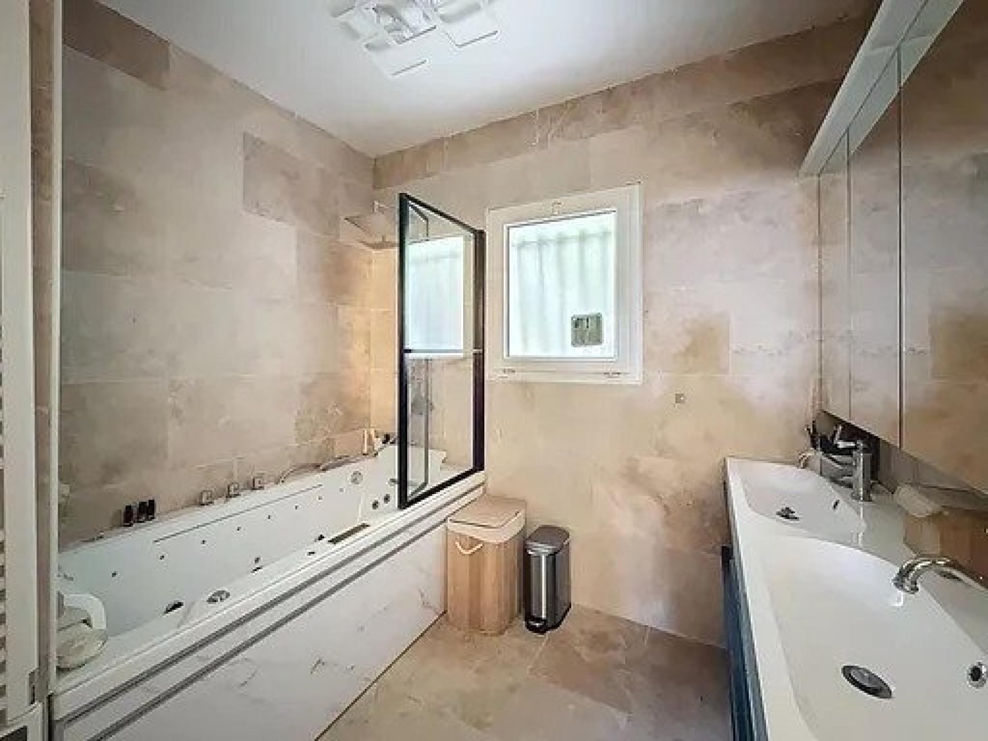 Photo 11 of the listing.