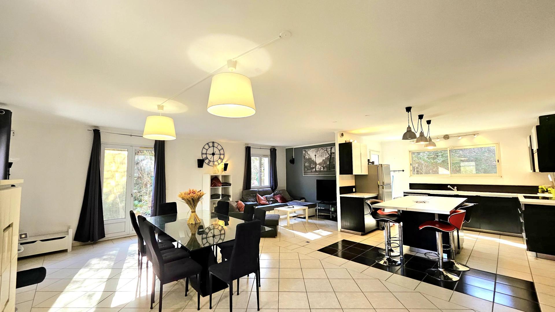 Photo 2 of the listing.