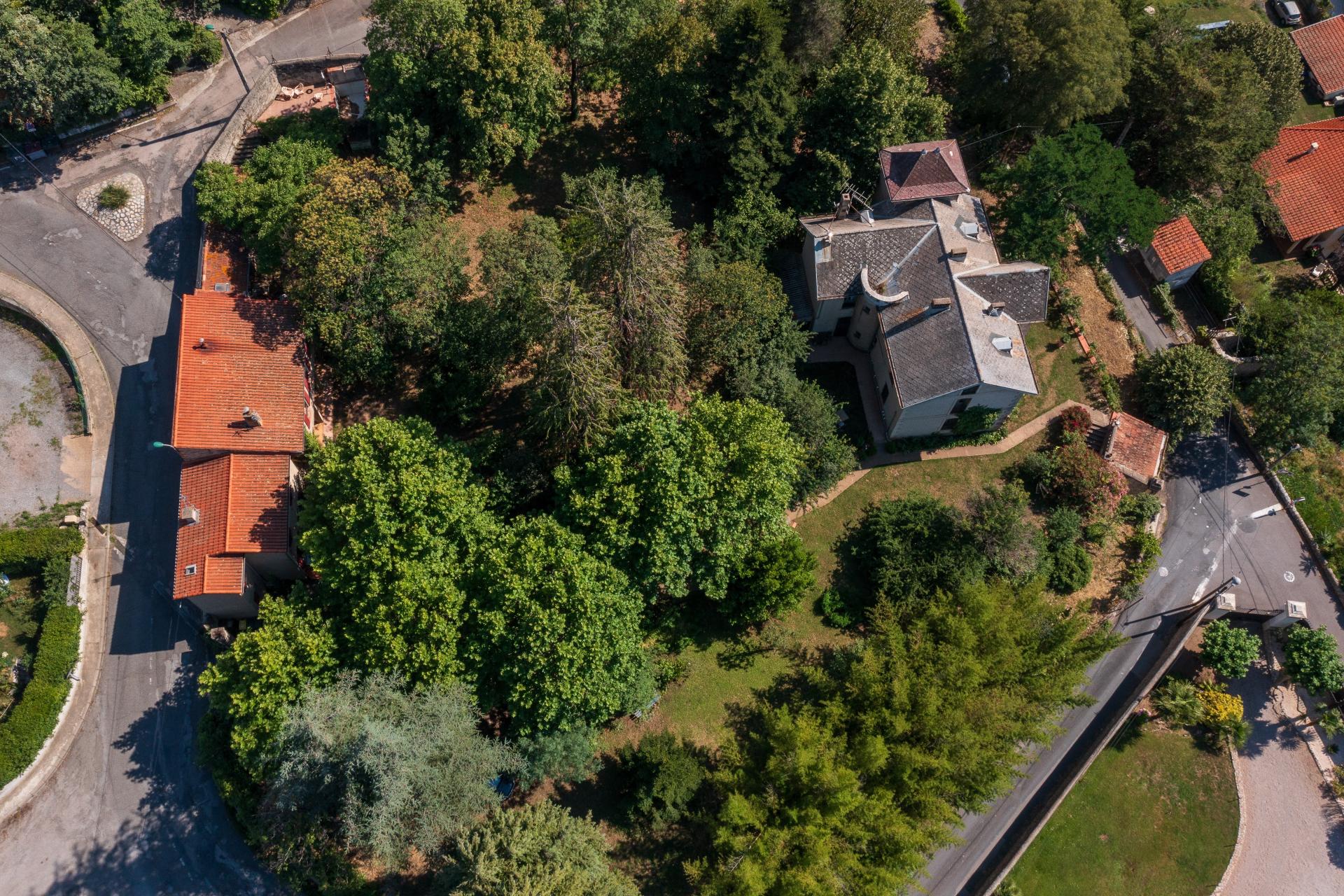 Photo 9 of the listing.