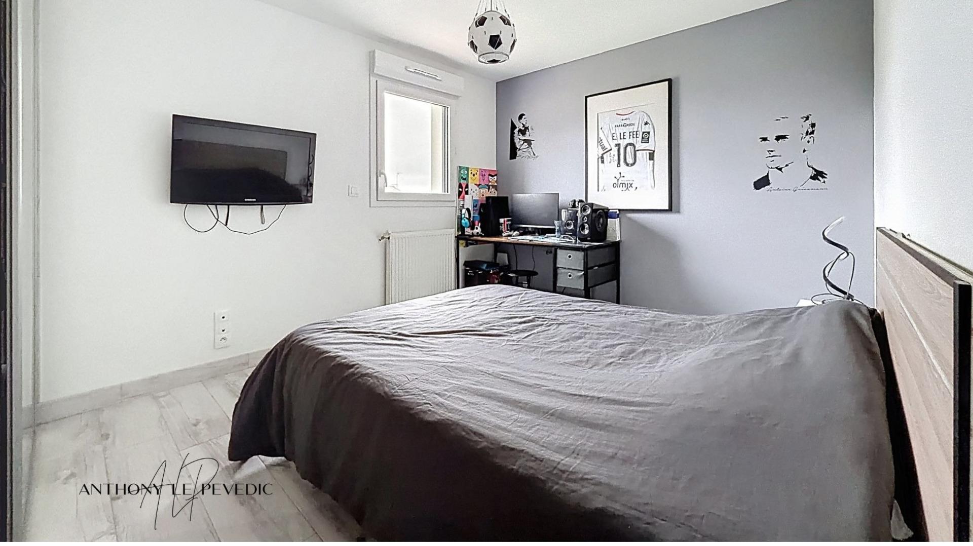 Photo 11 of the listing.