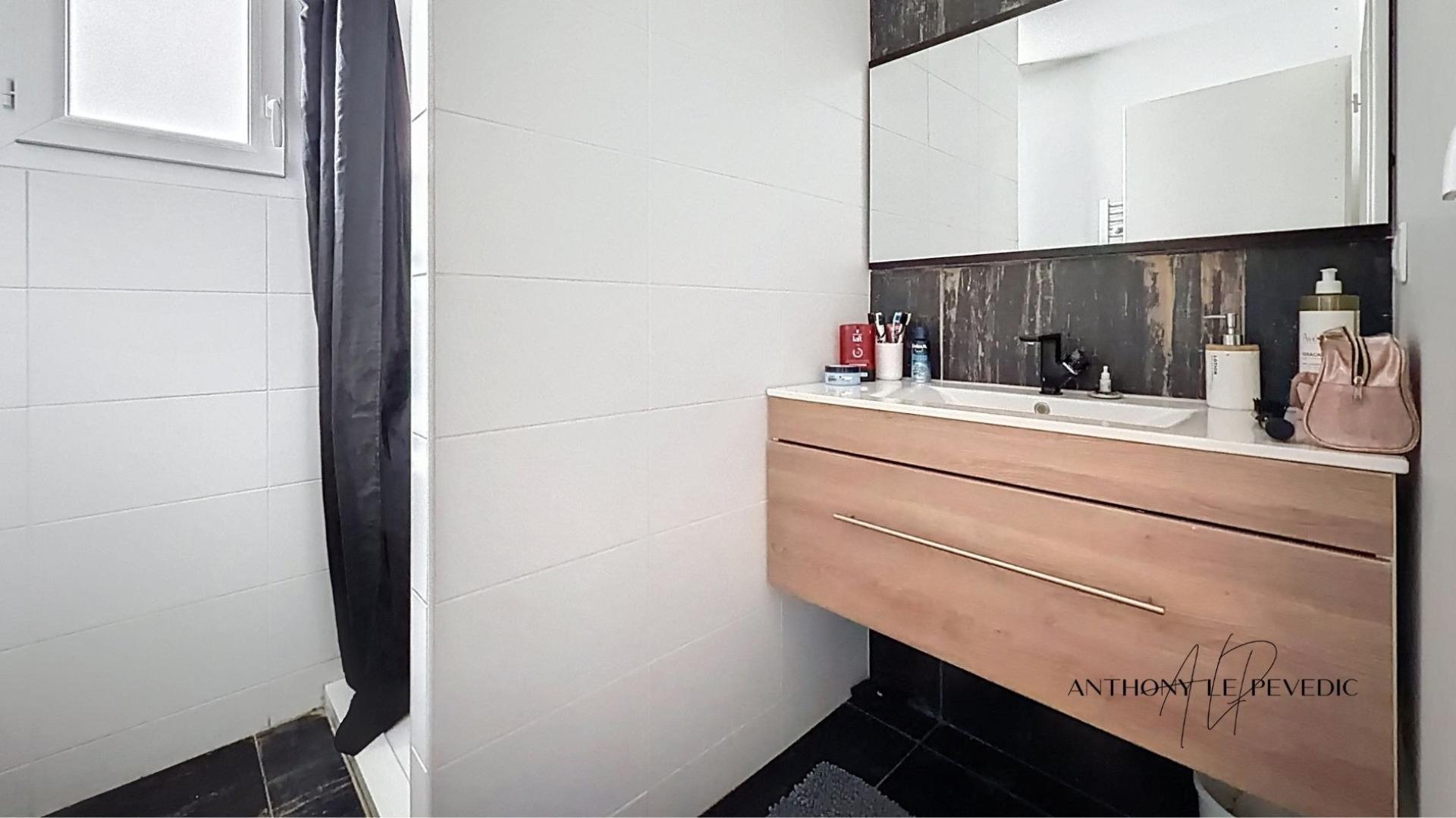 Photo 10 of the listing.