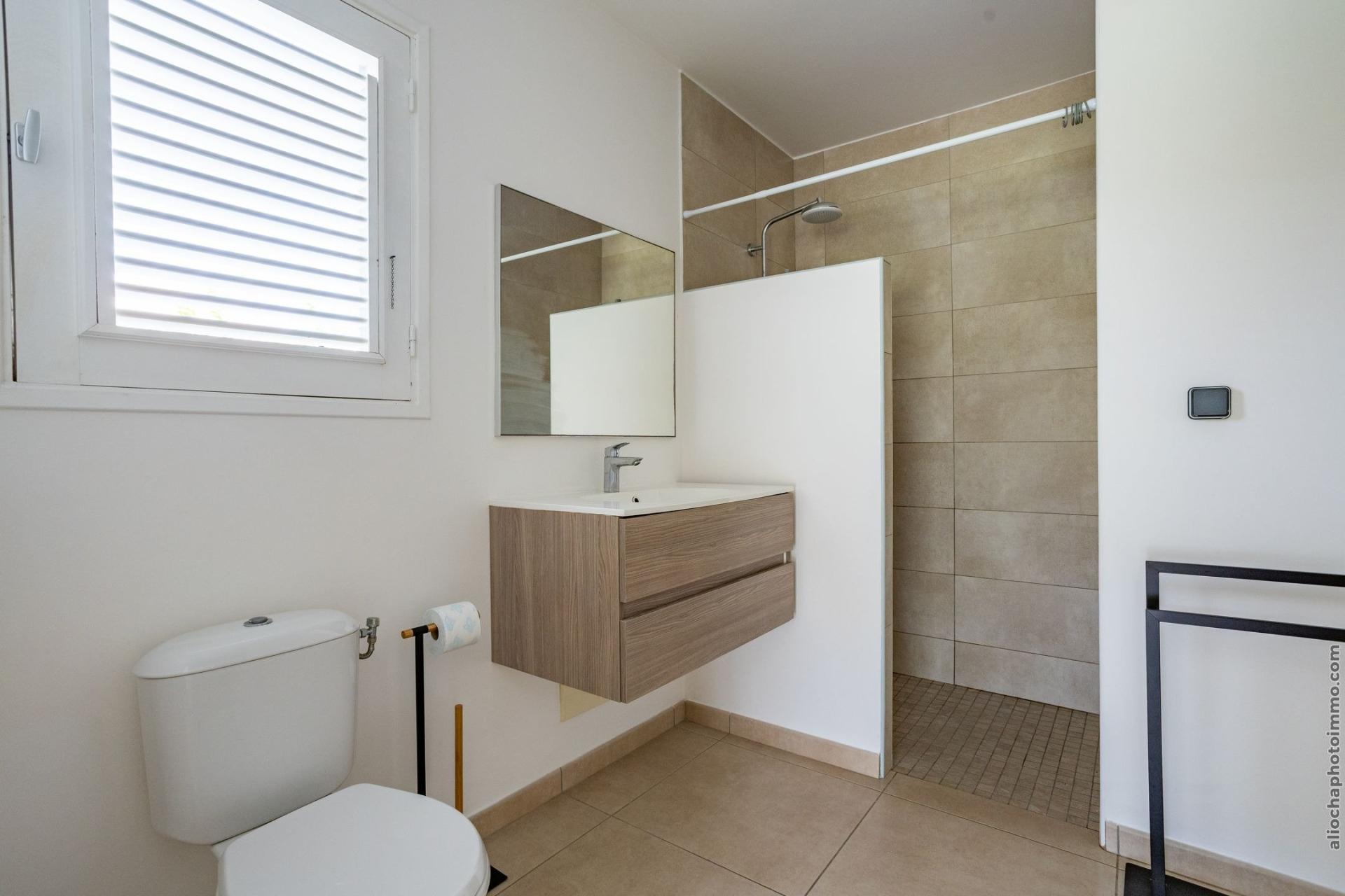 Photo 5 of the listing.