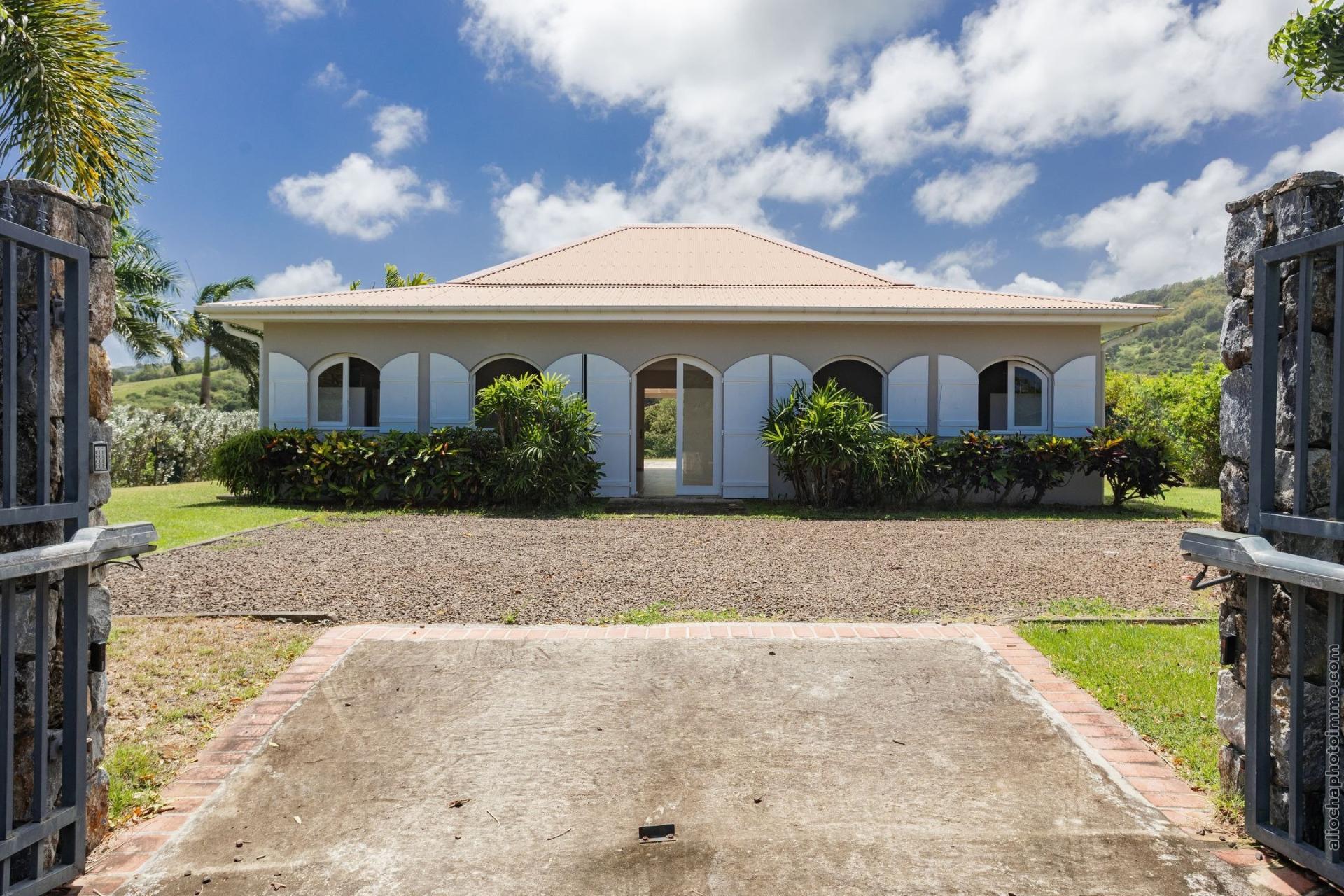 Photo 2 of the listing.