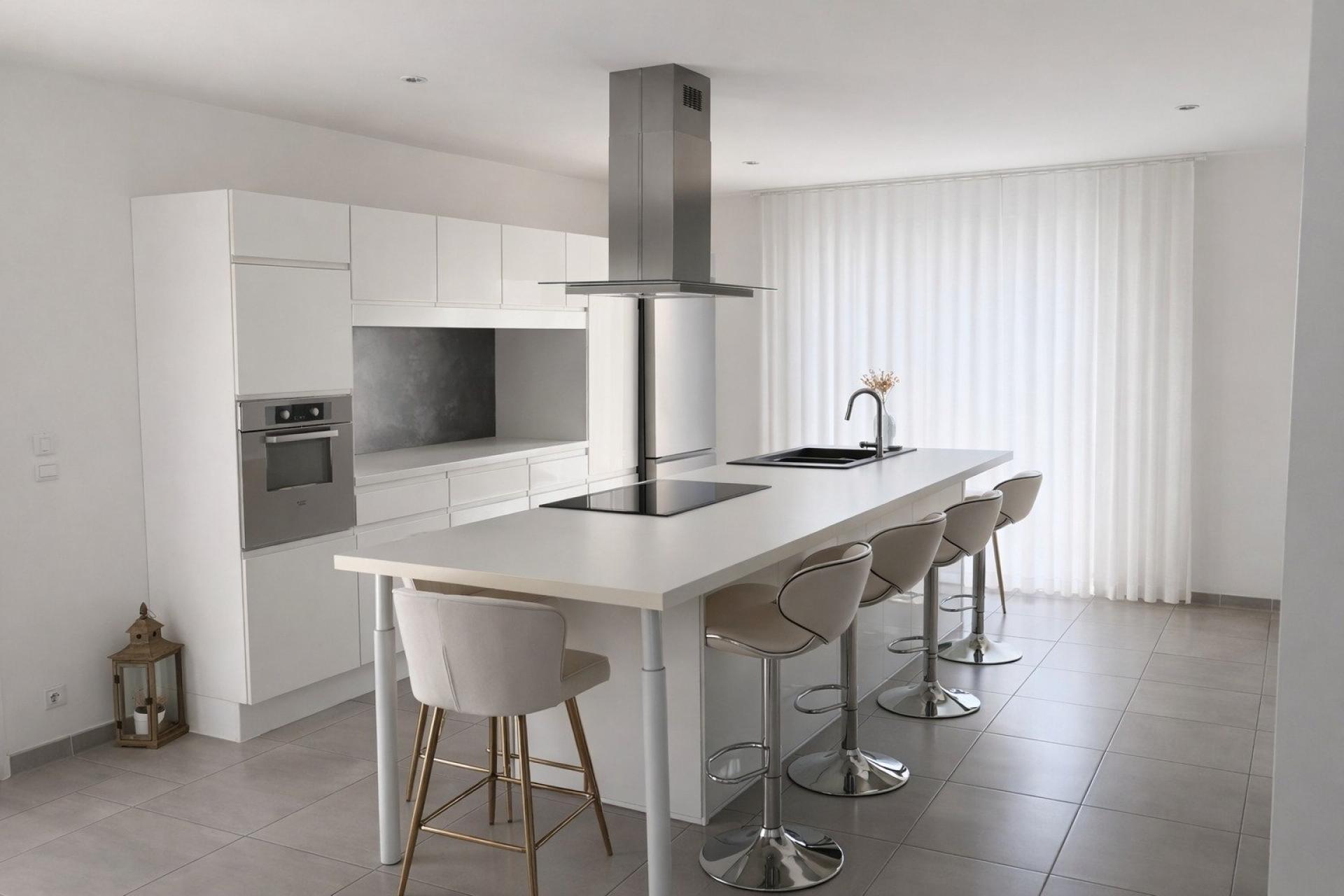 Maison moderne avec bel extérieur aménagés