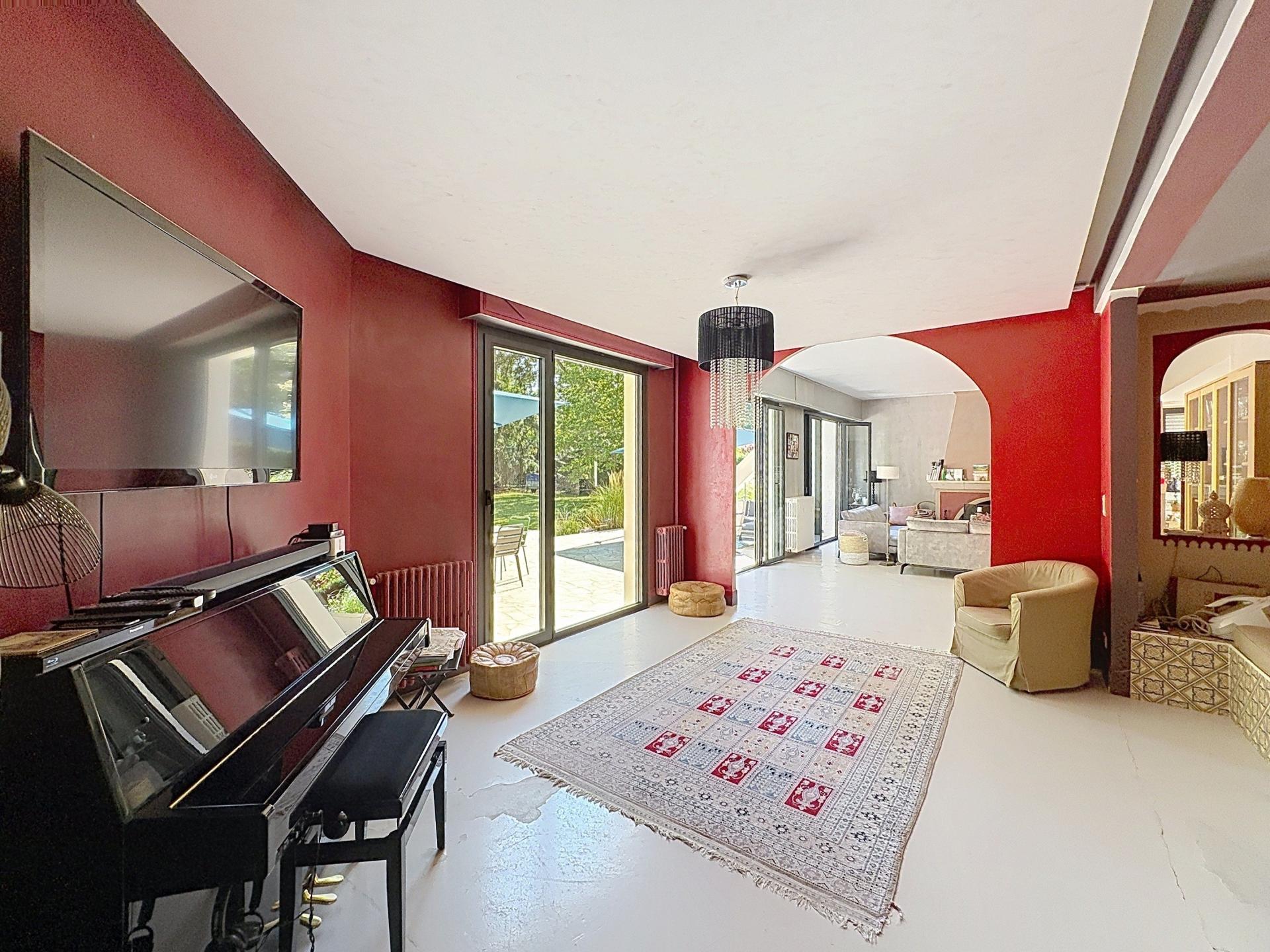 Photo 5 of the listing.