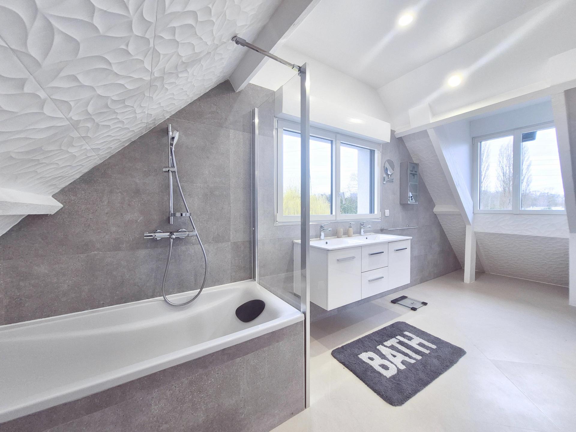 Photo 14 of the listing.