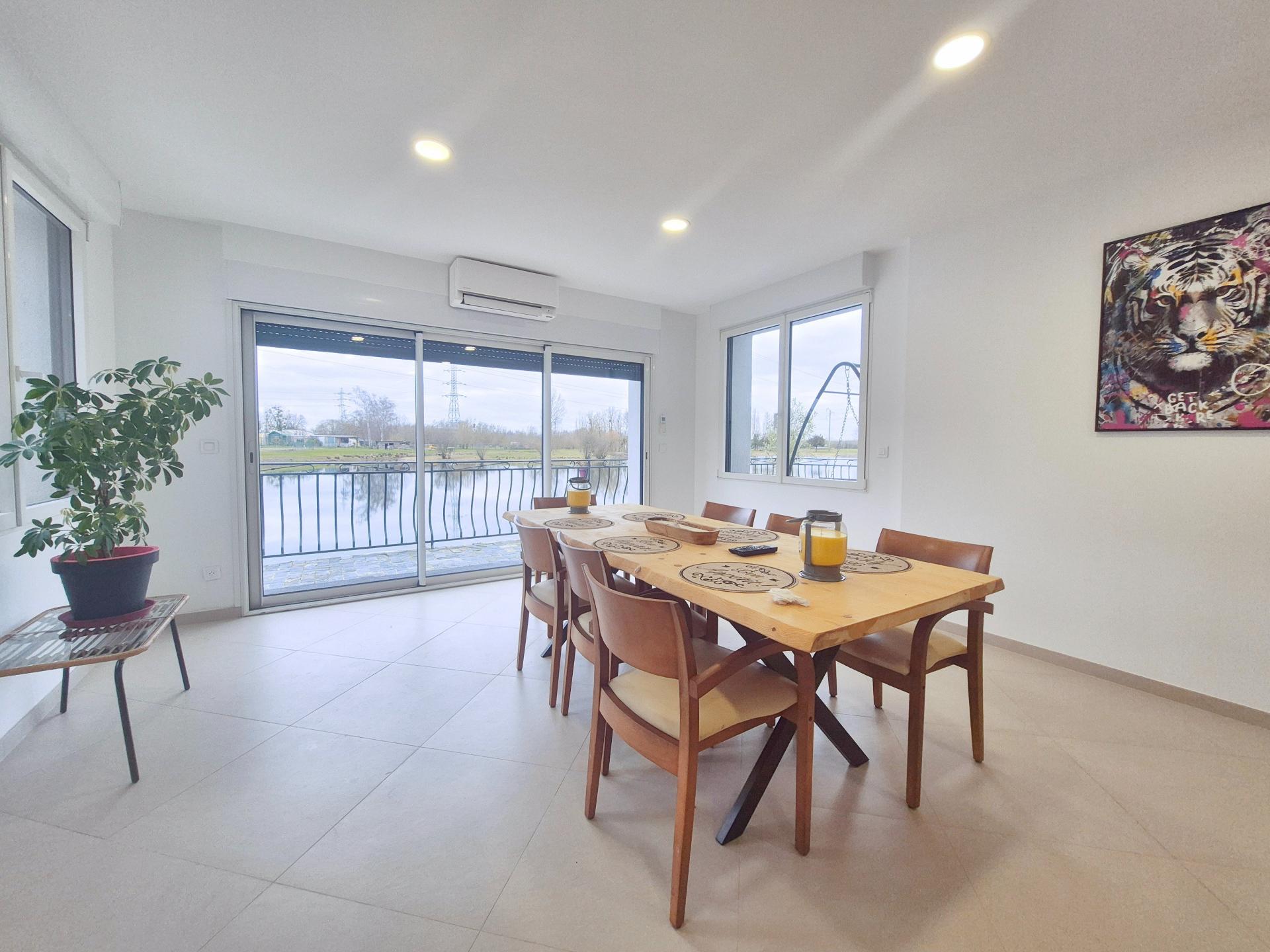 Photo 7 of the listing.