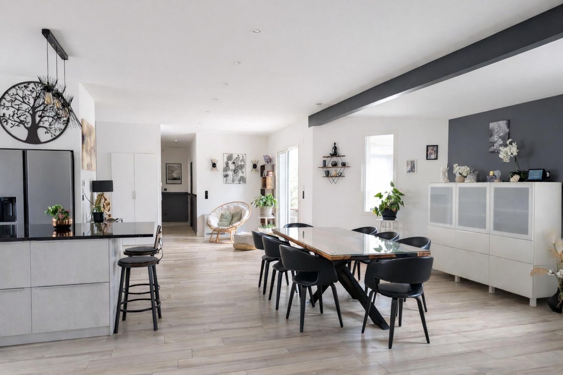 Photo 4 of the listing.