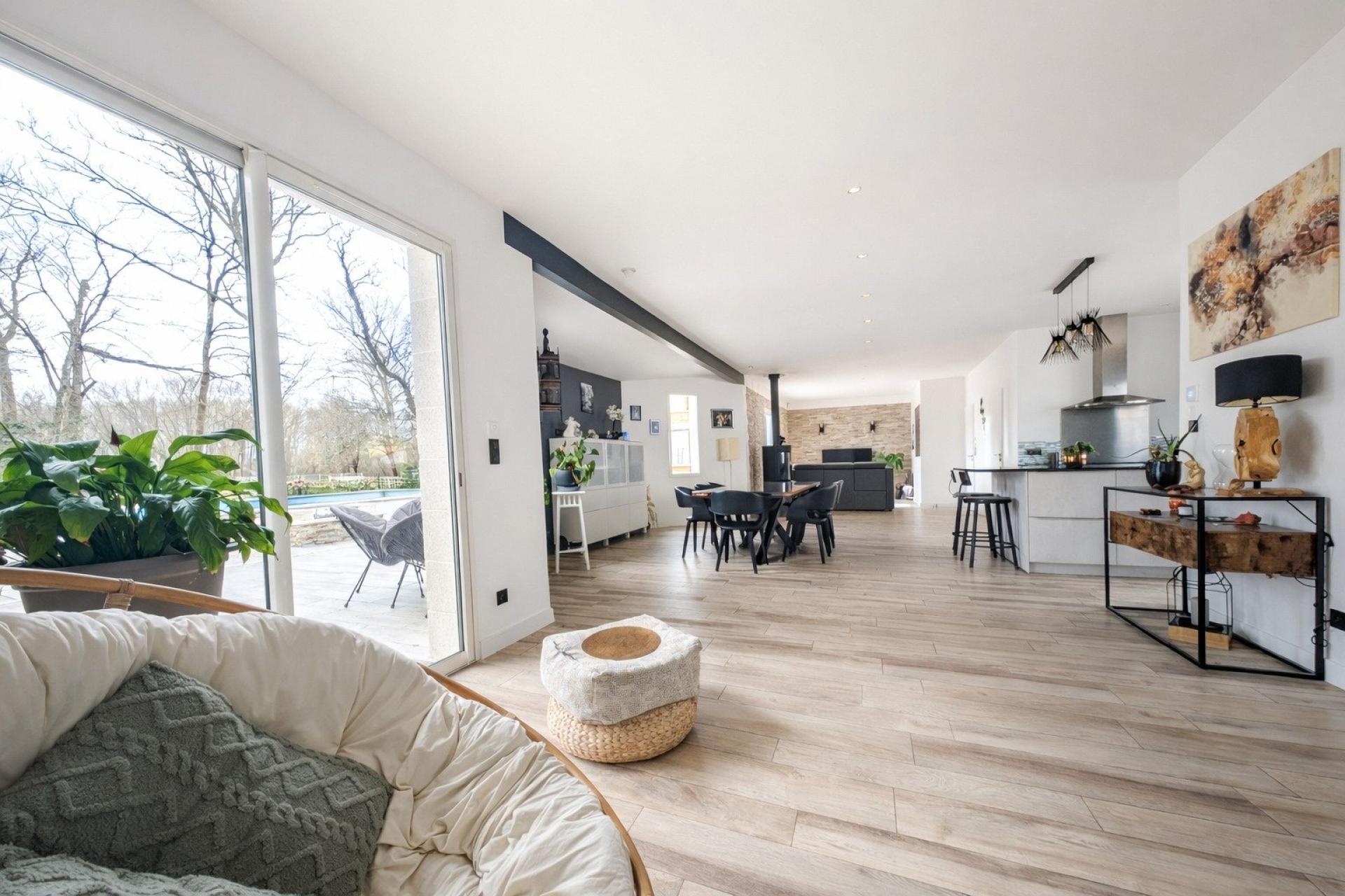 Photo 2 of the listing.