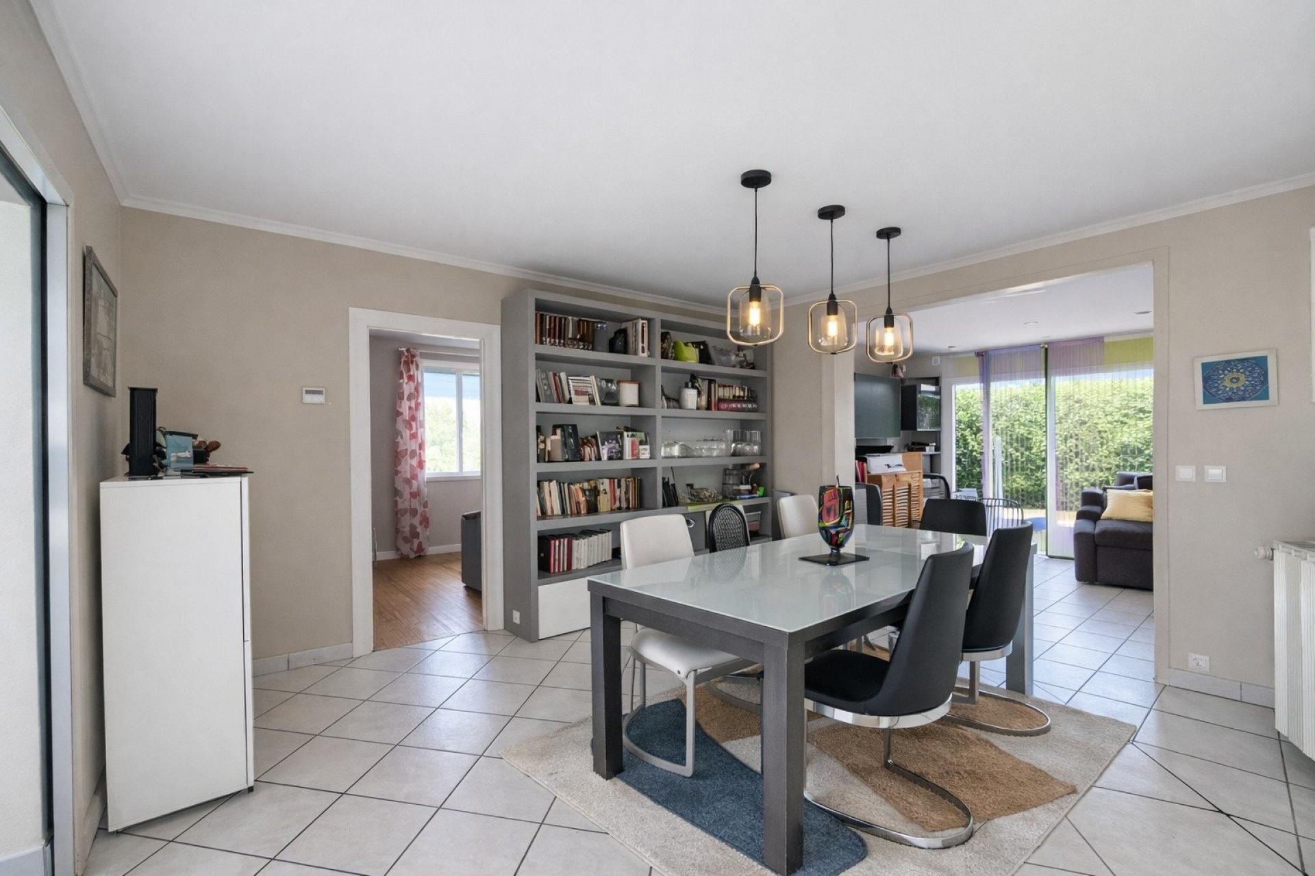 Photo 2 of the listing.