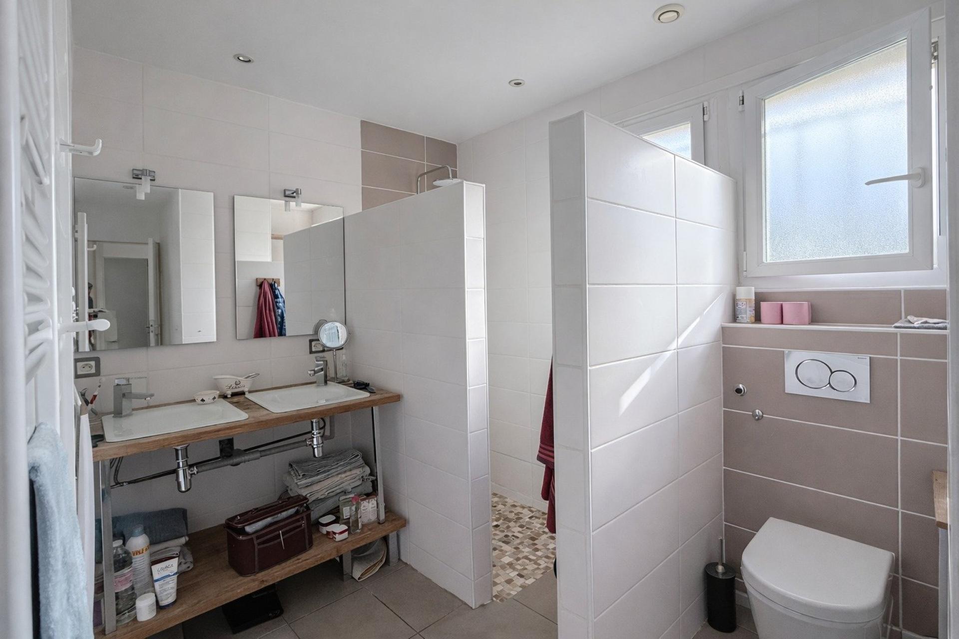 Photo 6 of the listing.