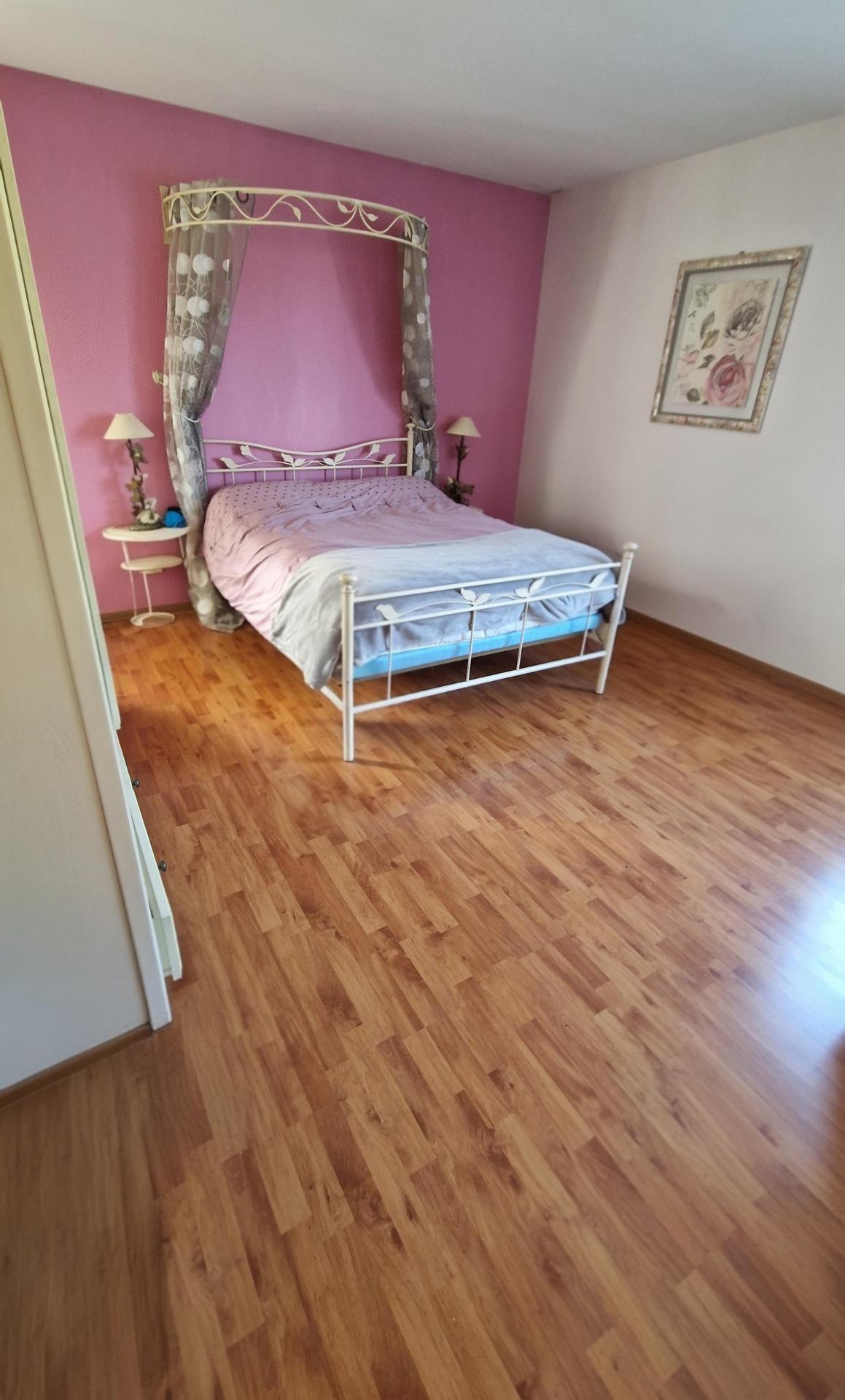 Photo 7 of the listing.