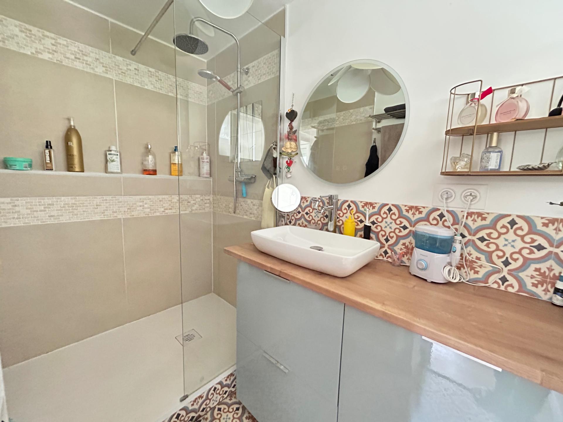 Photo 5 of the listing.