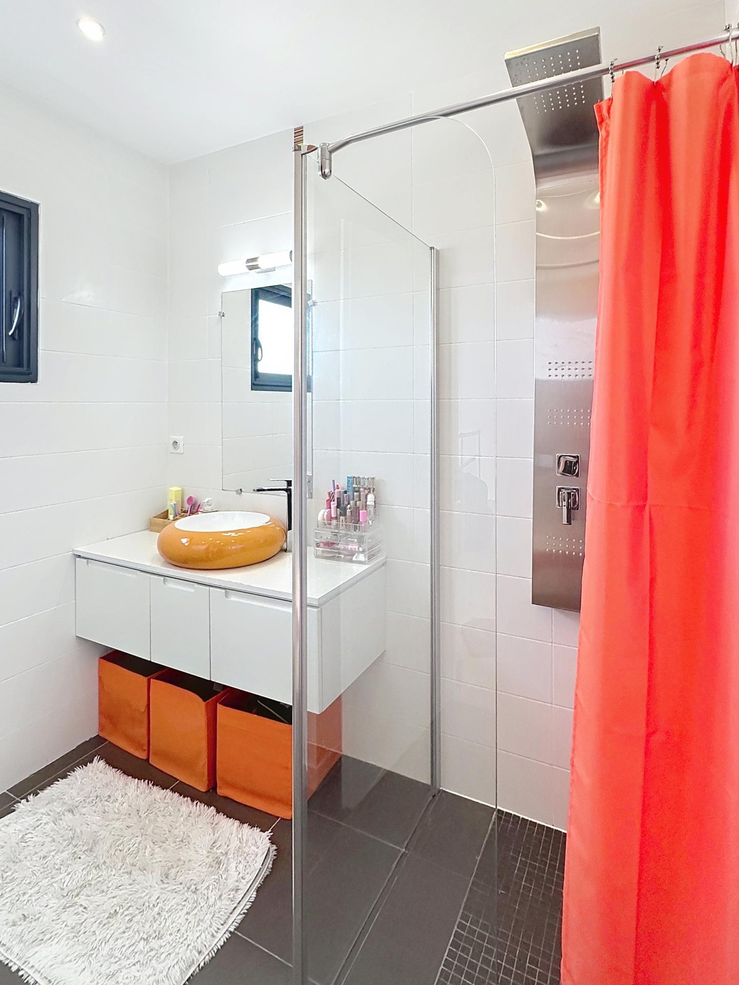 Photo 11 of the listing.