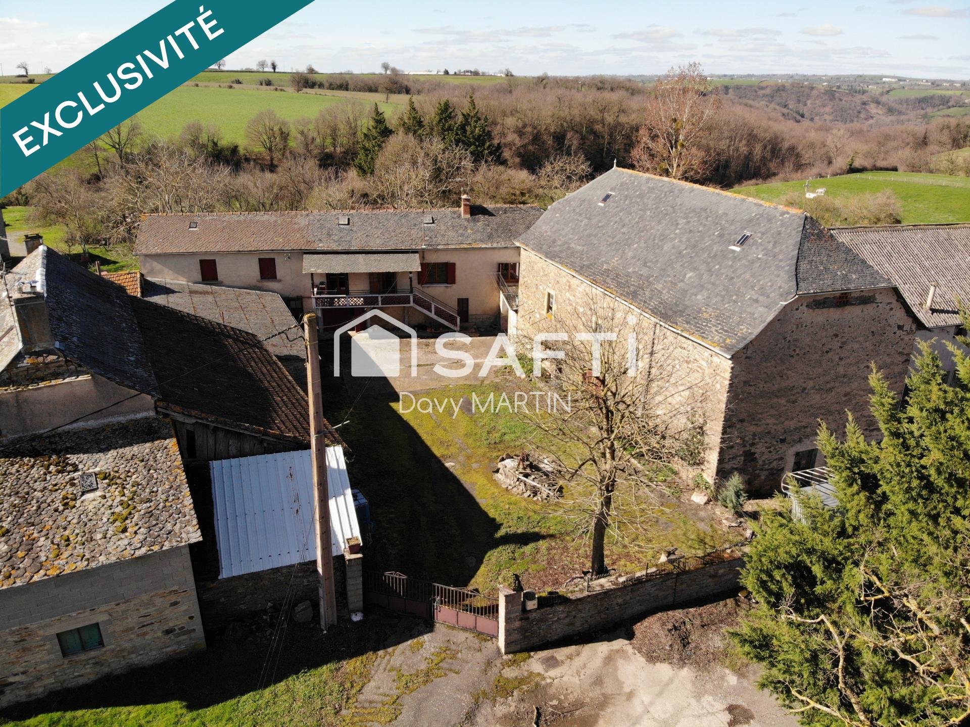 Corps de ferme avec une habitation de 165 m², sa grange et ses dépendances.