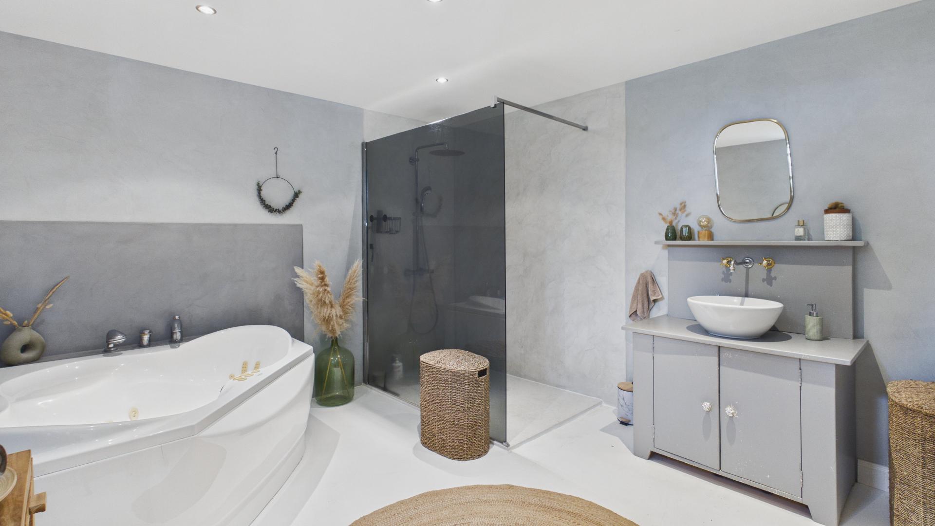 Photo 6 of the listing.