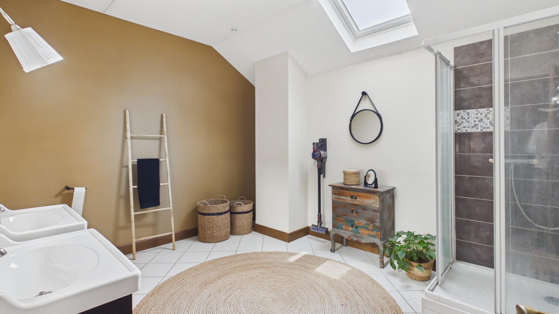 Photo 11 of the listing.