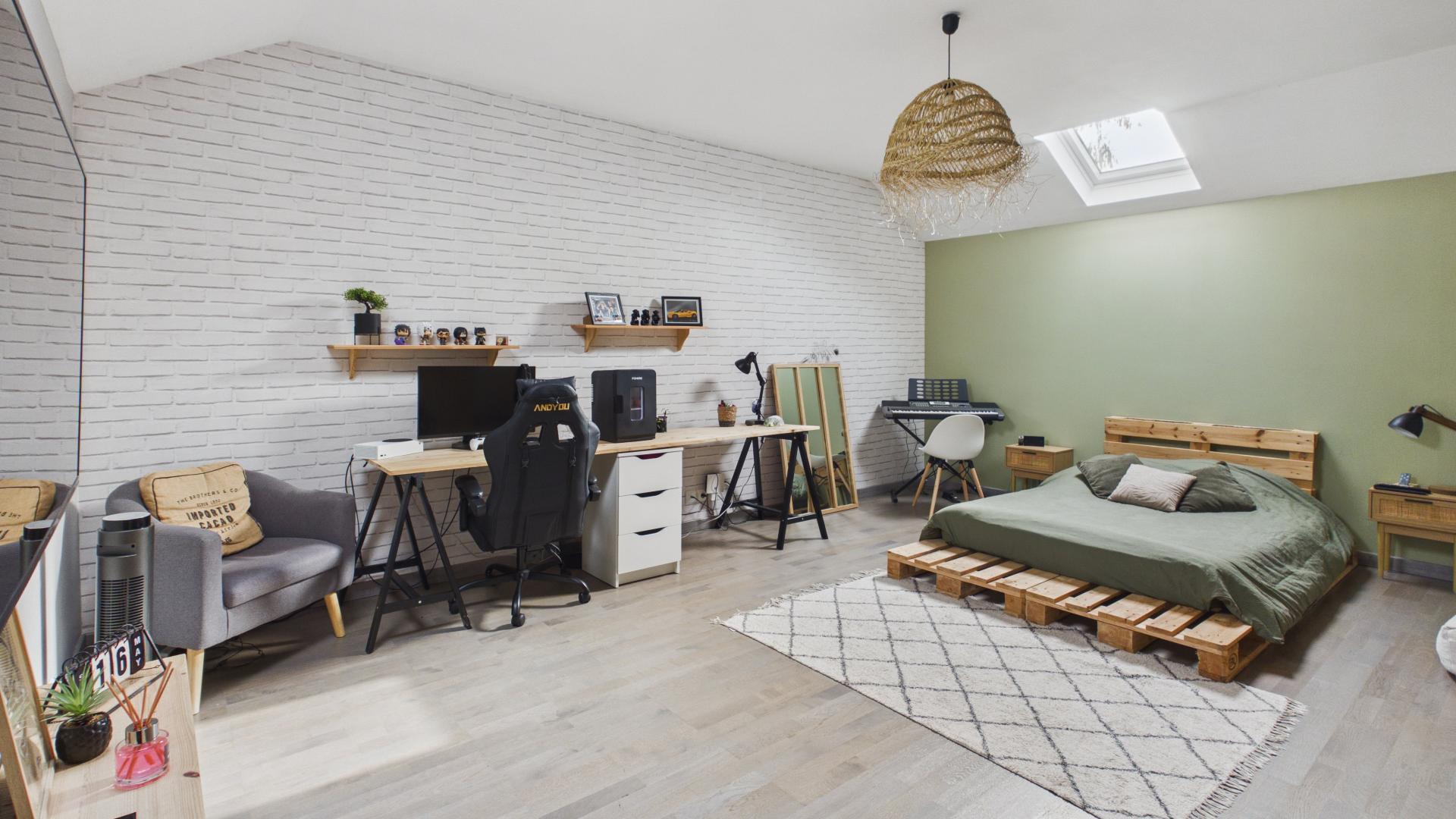 Photo 7 of the listing.