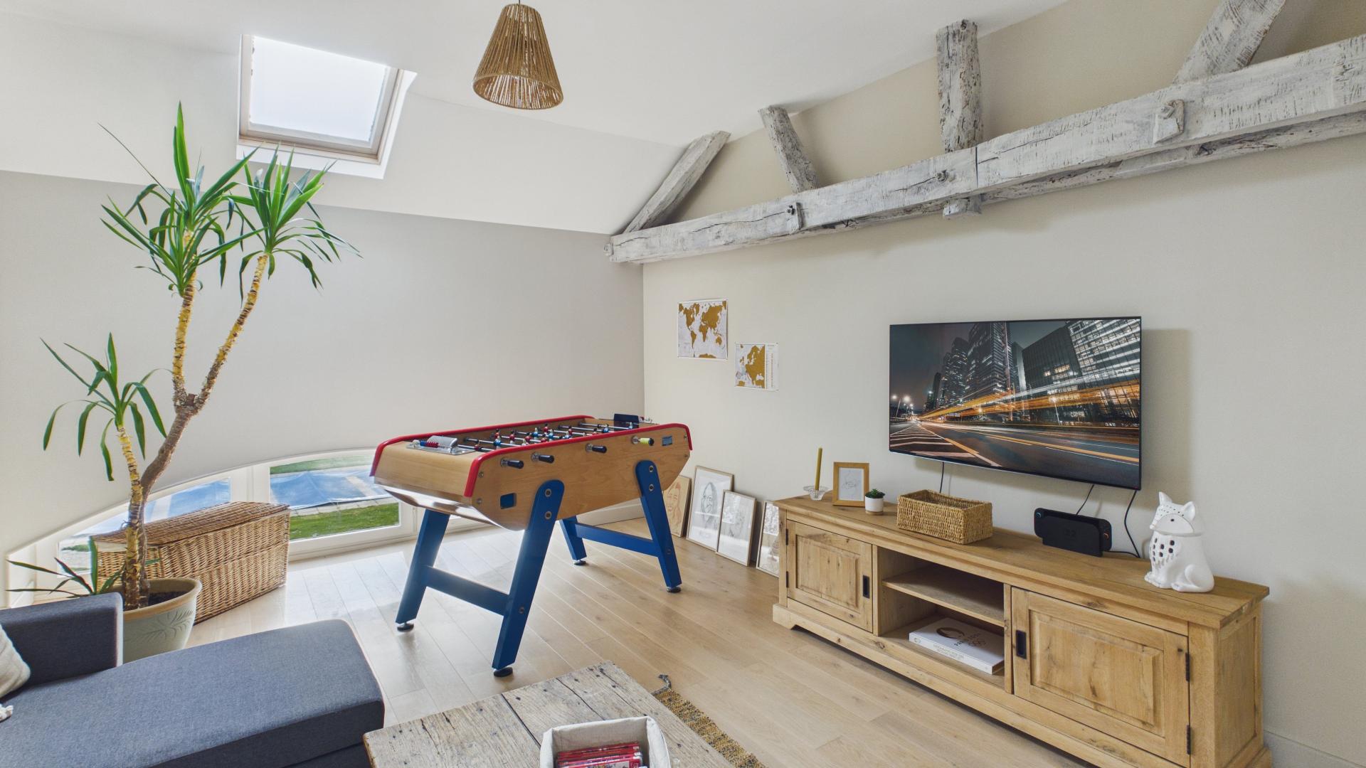 Photo 8 of the listing.