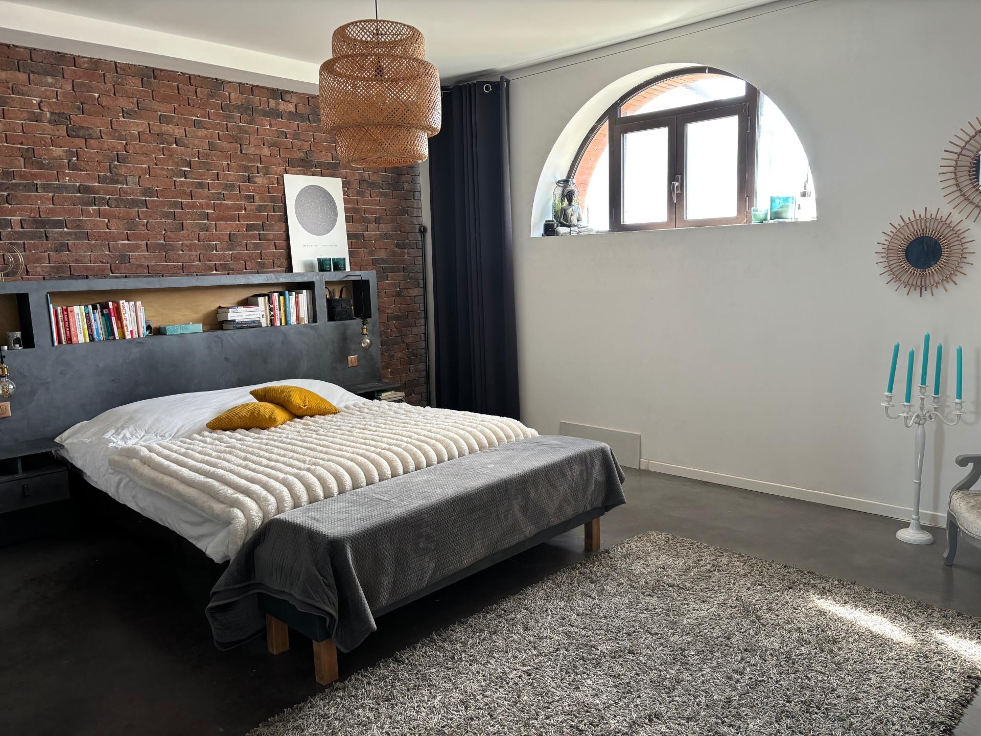 Photo 2 of the listing.