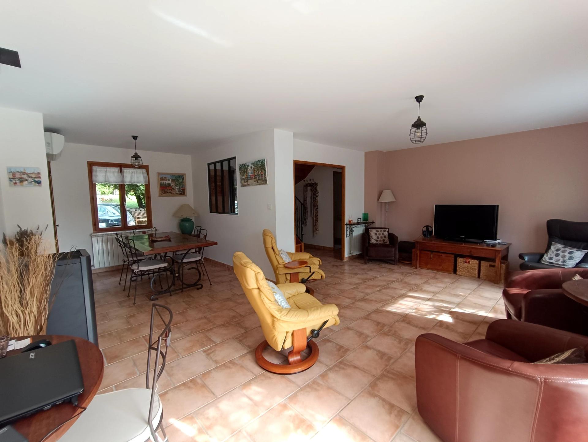 Photo 6 of the listing.